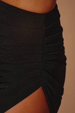 Vestido maxi recortado de um ombro em preto