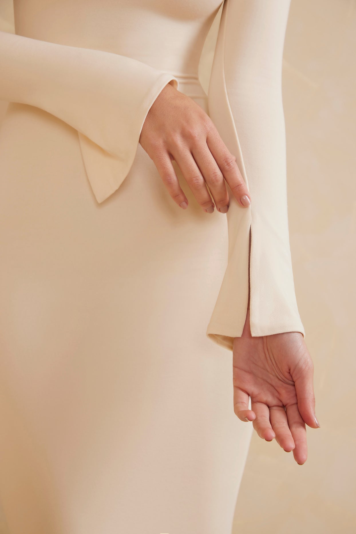 Vestido maxi de manga comprida com decote quadrado em marfim