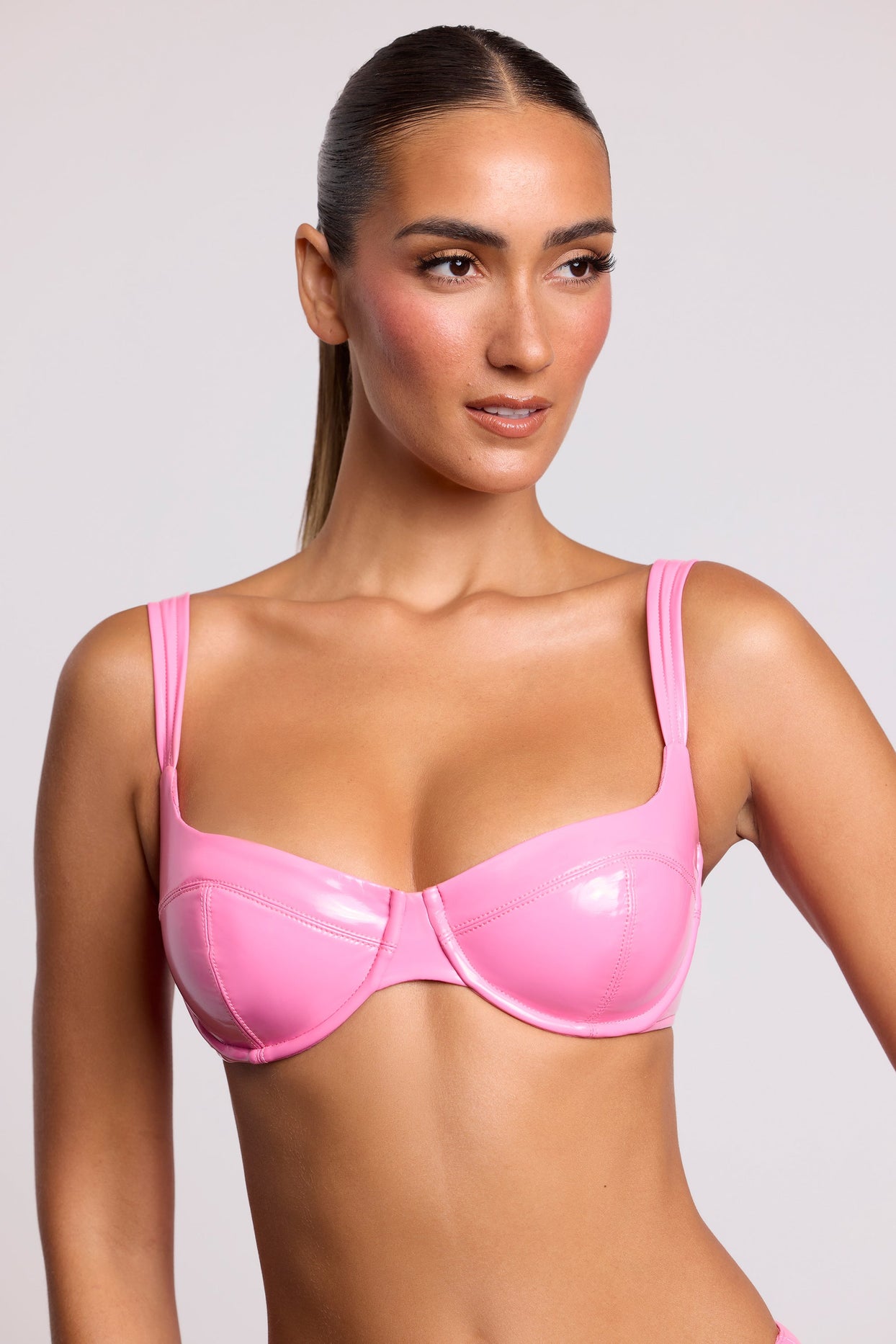 Bralette de vinilo con aros en rosa