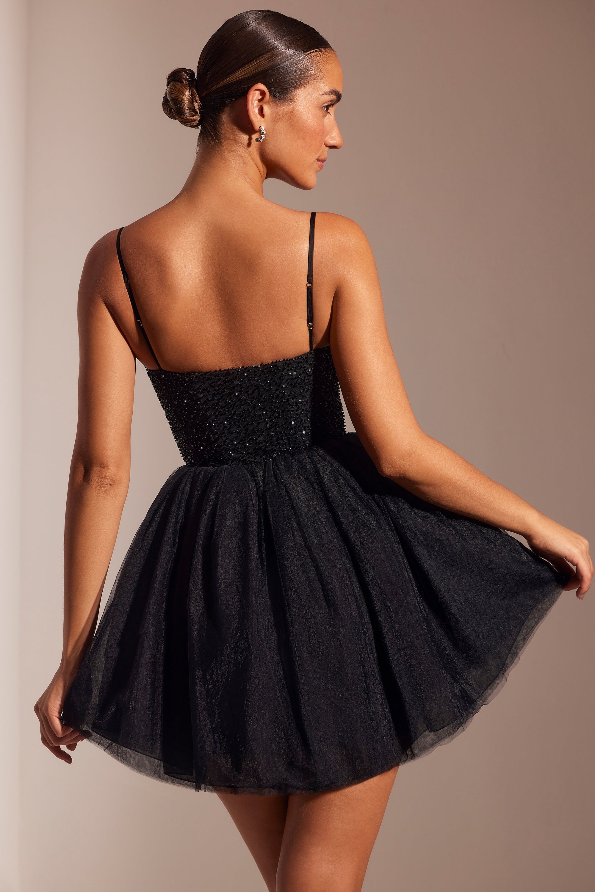 Minivestido con falda de tul y corsé adornado en negro