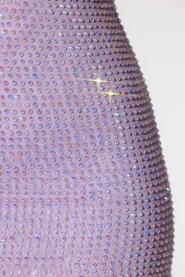 Vestido de noche con escote pronunciado y espalda baja adornado en color lila