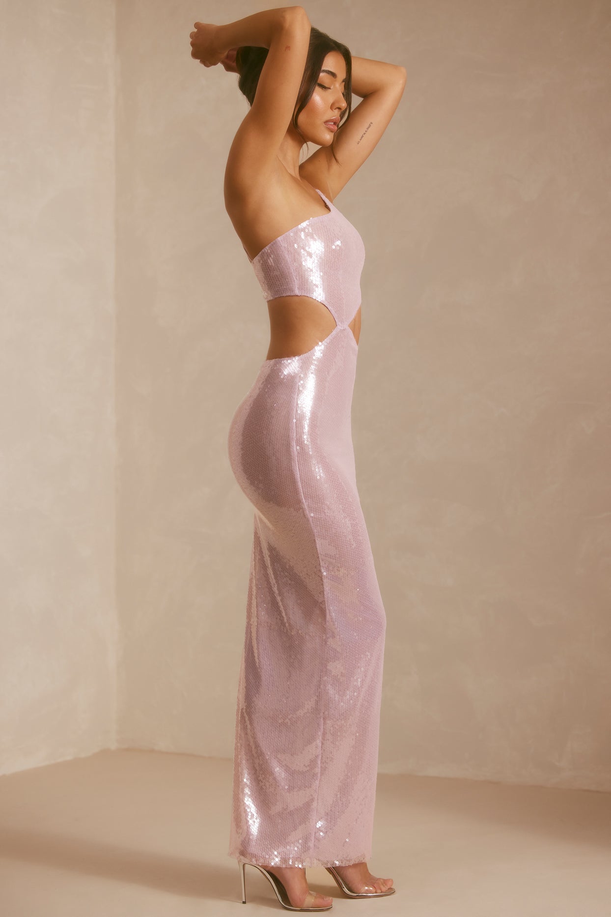 Vestido maxi com lantejoulas transparentes e um ombro recortado em lilás