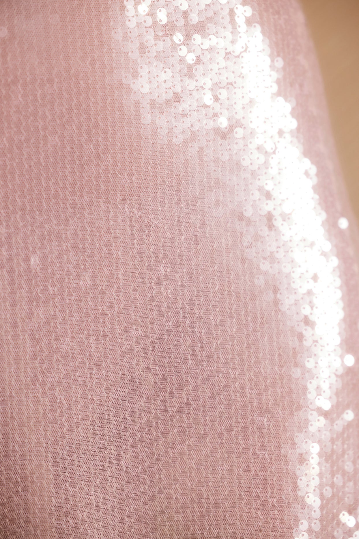 Vestido maxi com lantejoulas transparentes e um ombro recortado em lilás
