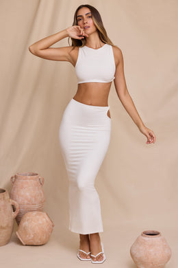 Falda larga torcida de talle medio en blanco