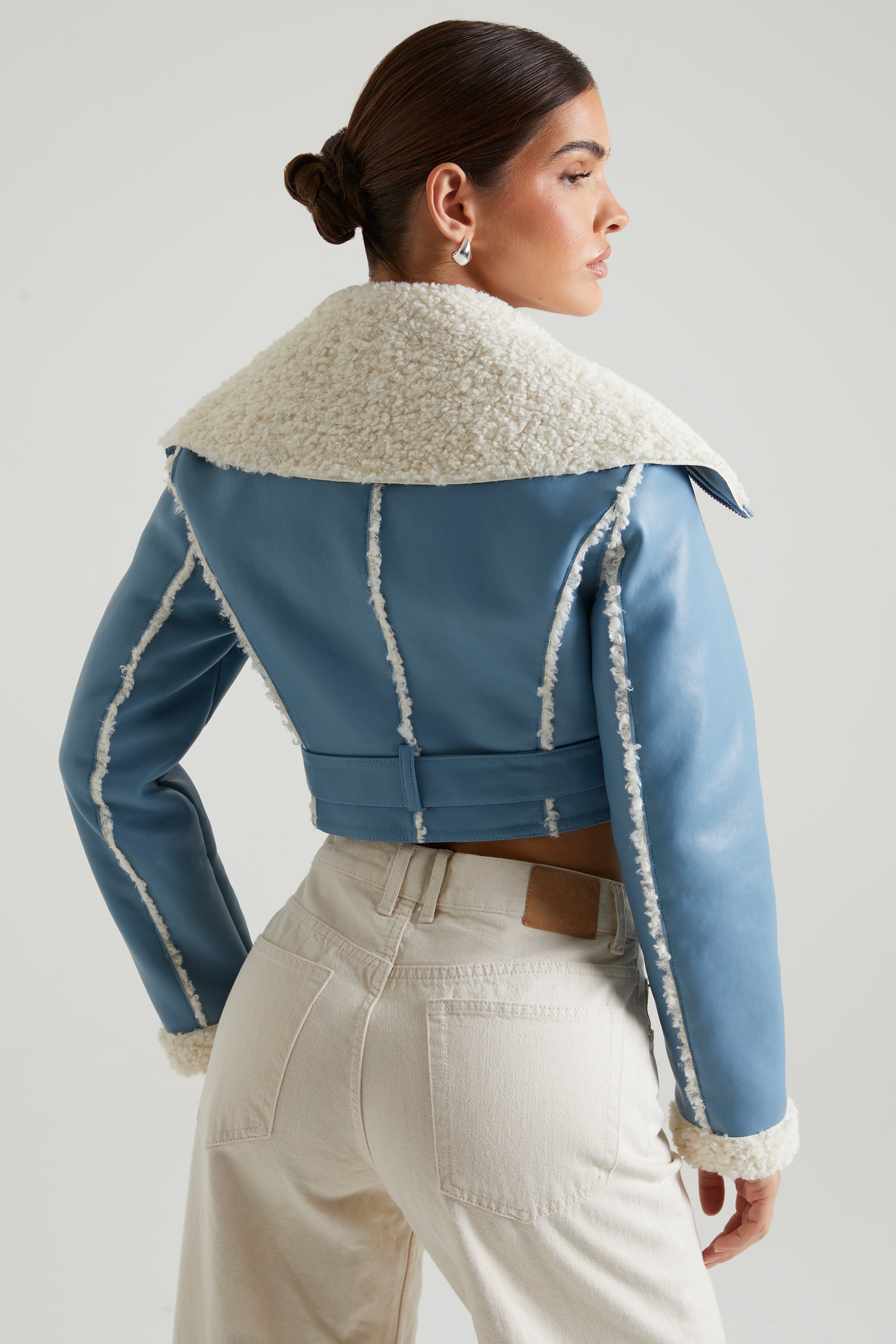 Chaqueta con cuello y ribete de borreguillo en azul