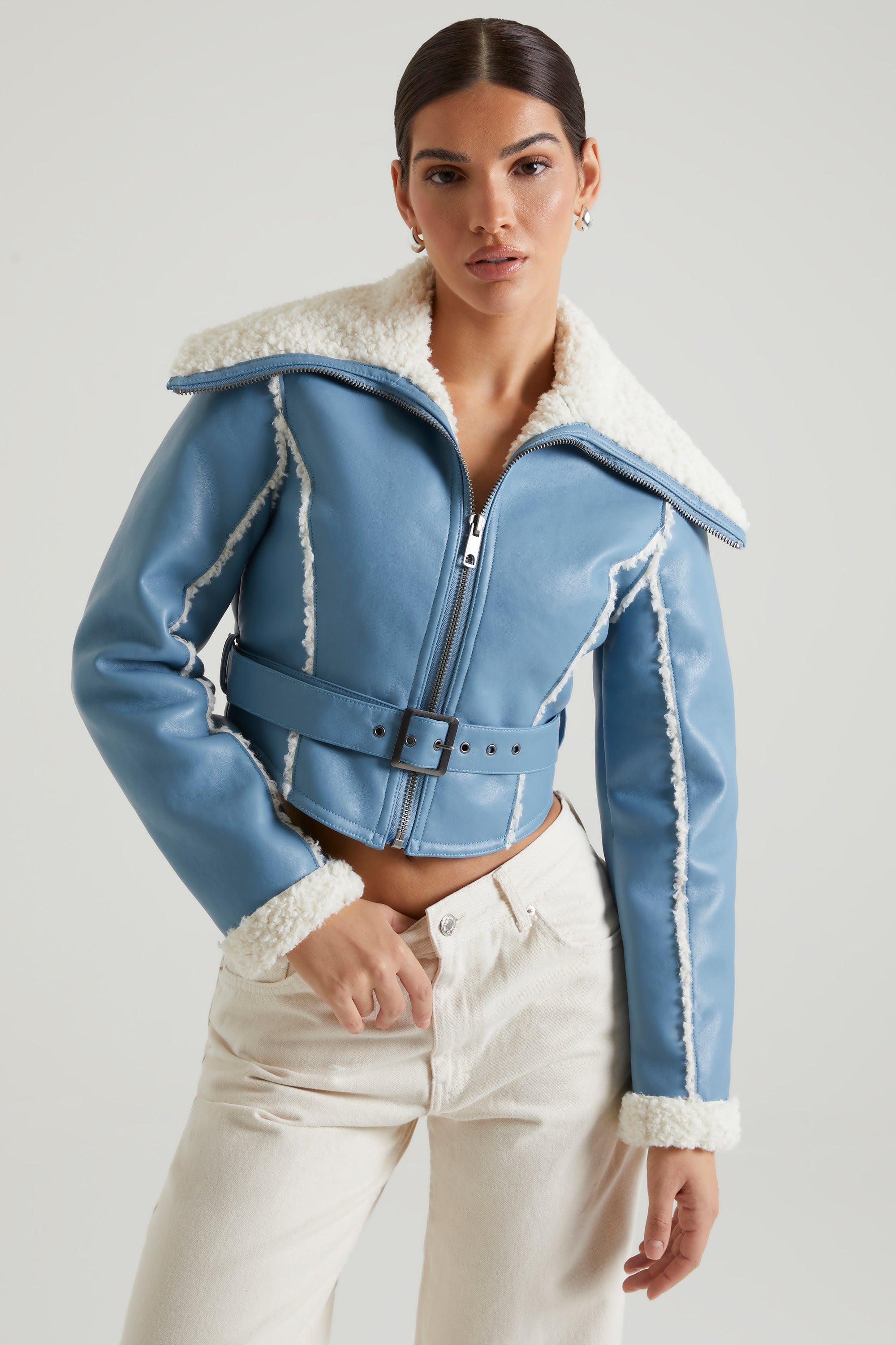 Chaqueta con cuello y ribete de borreguillo en azul