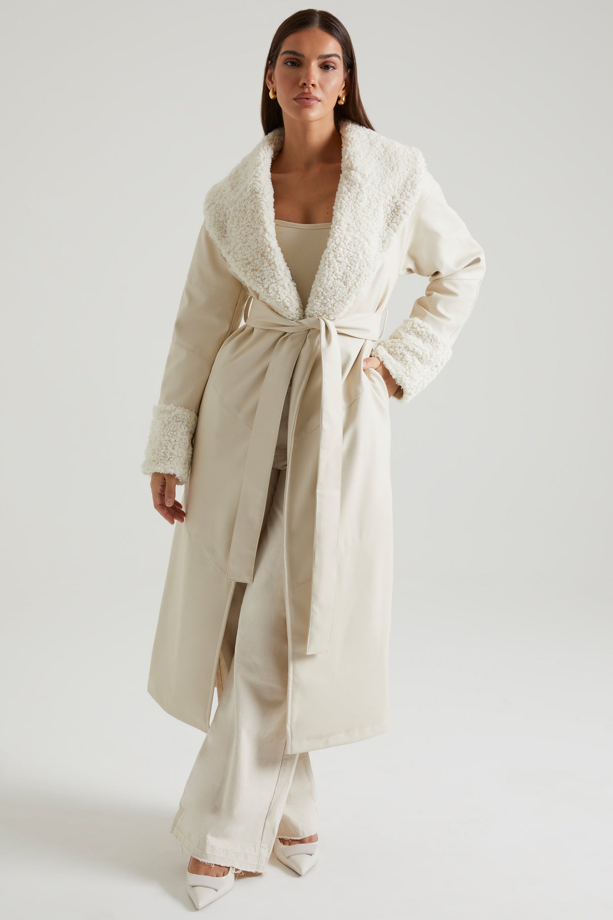 Abrigo anudado con cuello y puños de piel de oveja en color crema