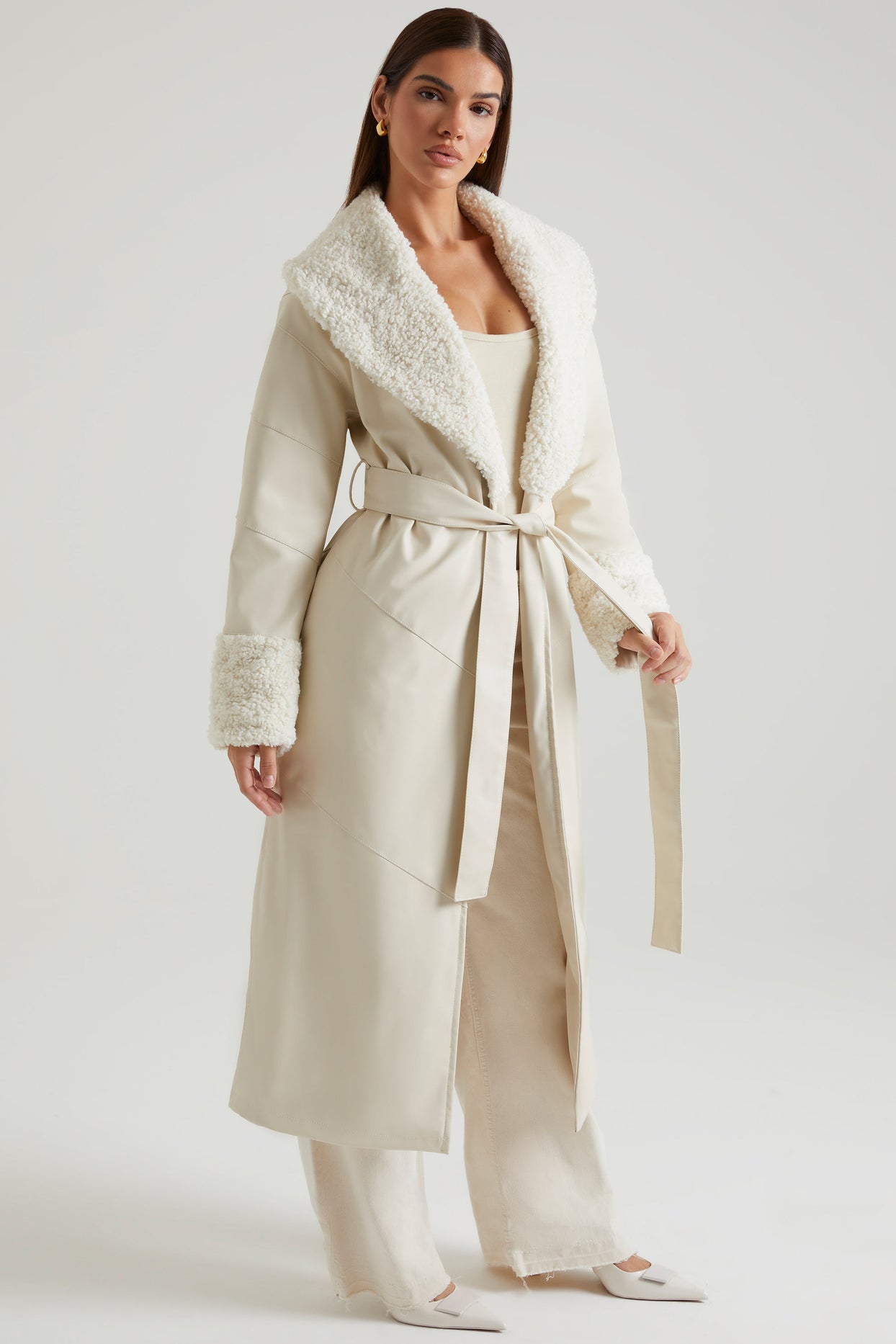 Abrigo anudado con cuello y puños de piel de oveja en color crema