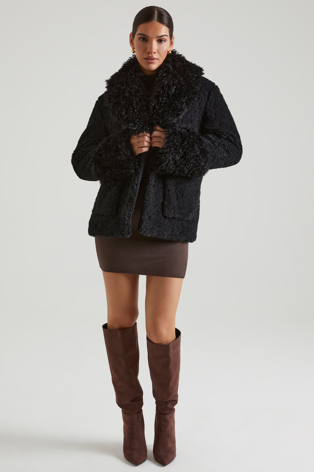 Abrigo de piel de oveja con grandes bolsillos delanteros en negro