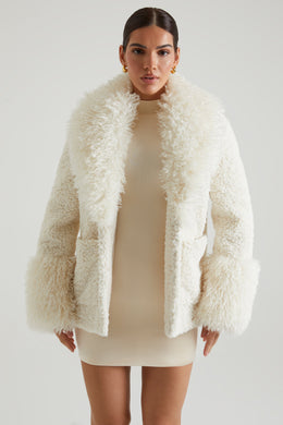 Abrigo de piel de oveja con grandes bolsillos delanteros en color crema