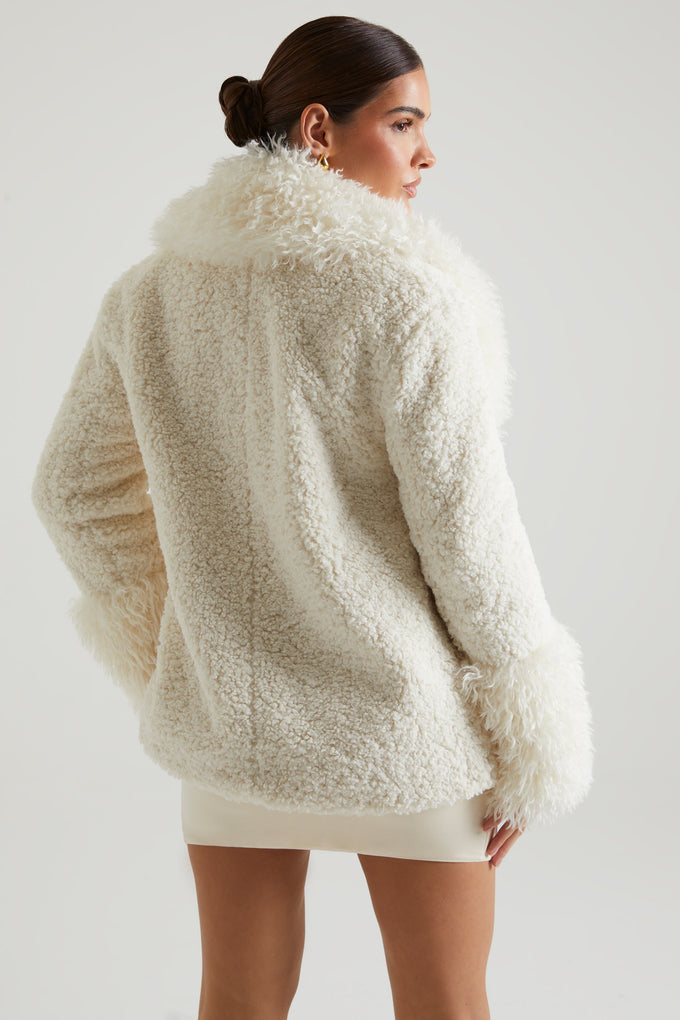 Abrigo de piel de oveja con grandes bolsillos delanteros en color crema