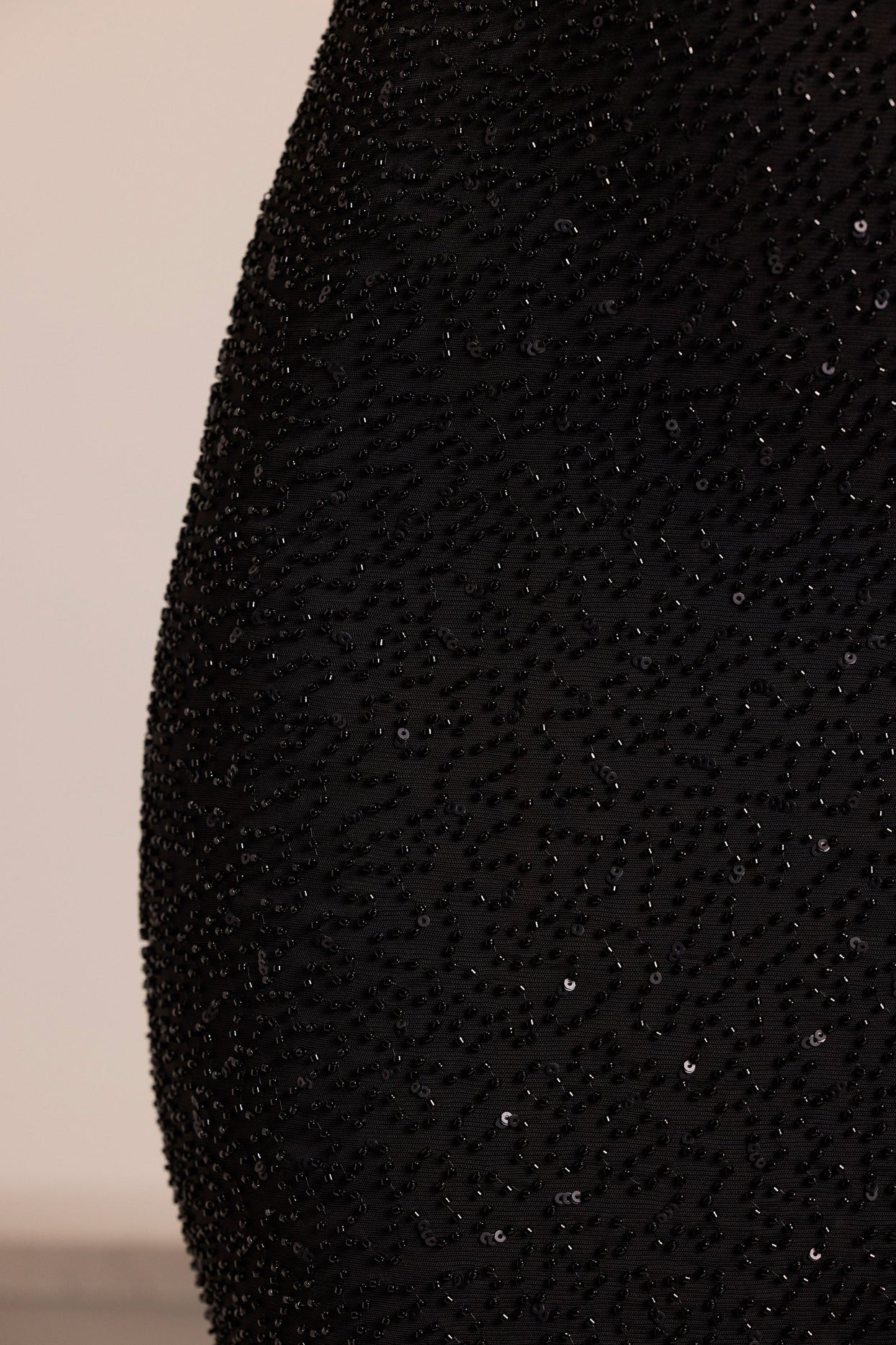 Vestido maxi embelezado sem alças com gola redonda em preto