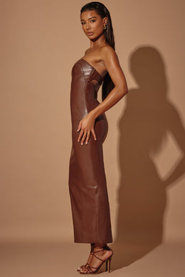 Vestido maxi sem alças de couro vegano em marrom