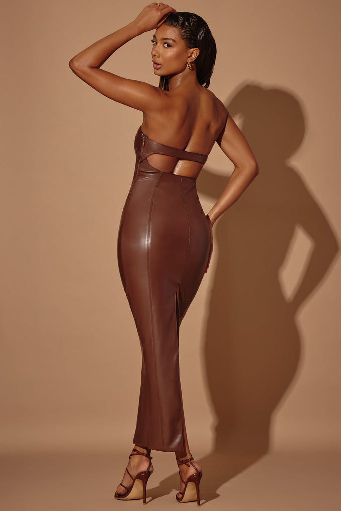 Vestido maxi sem alças de couro vegano em marrom