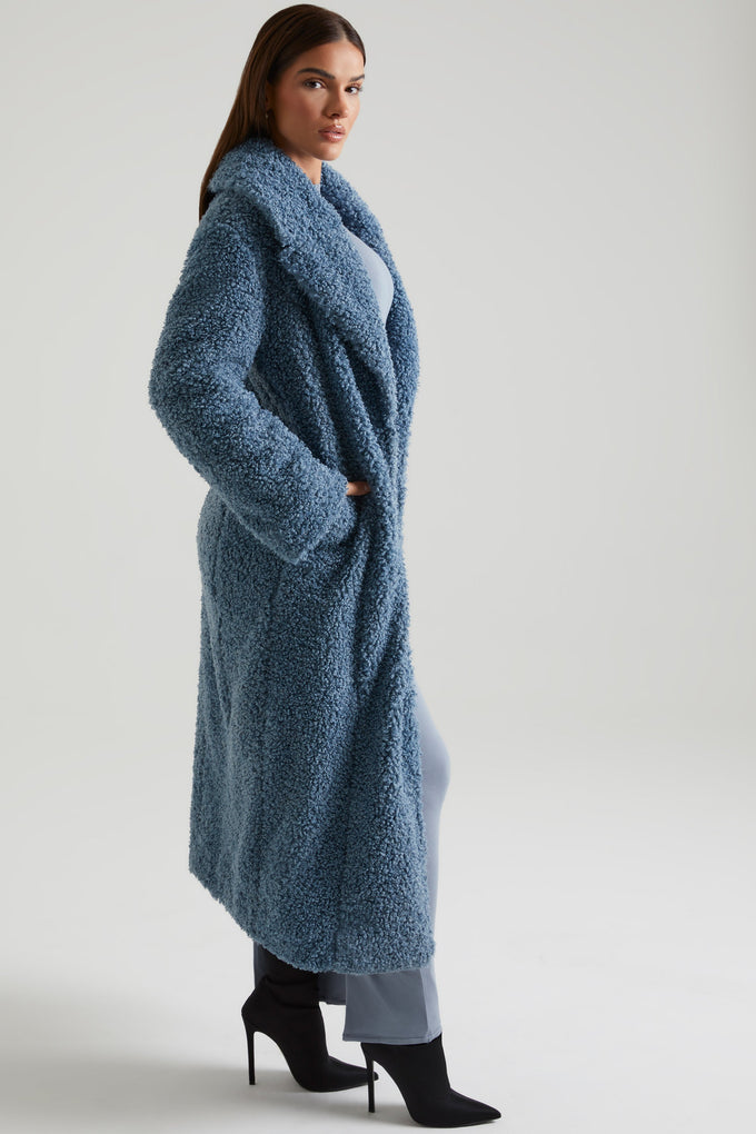 Abrigo largo de piel de oveja en azul