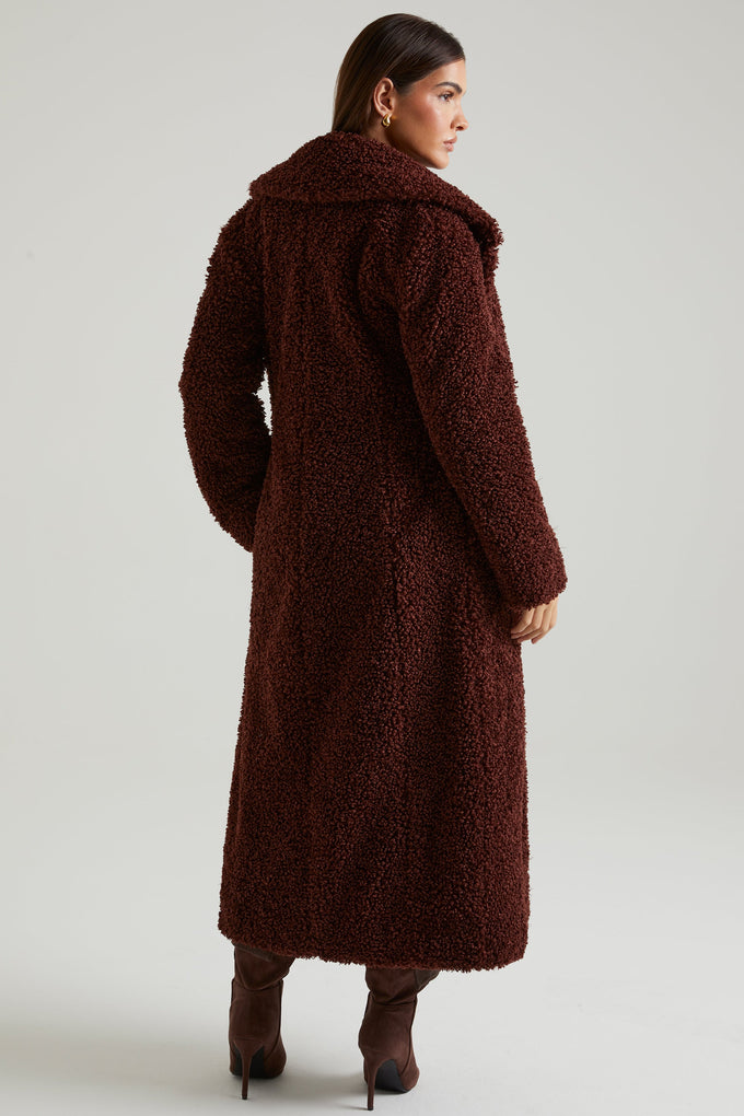 Abrigo largo de piel de oveja en marrón