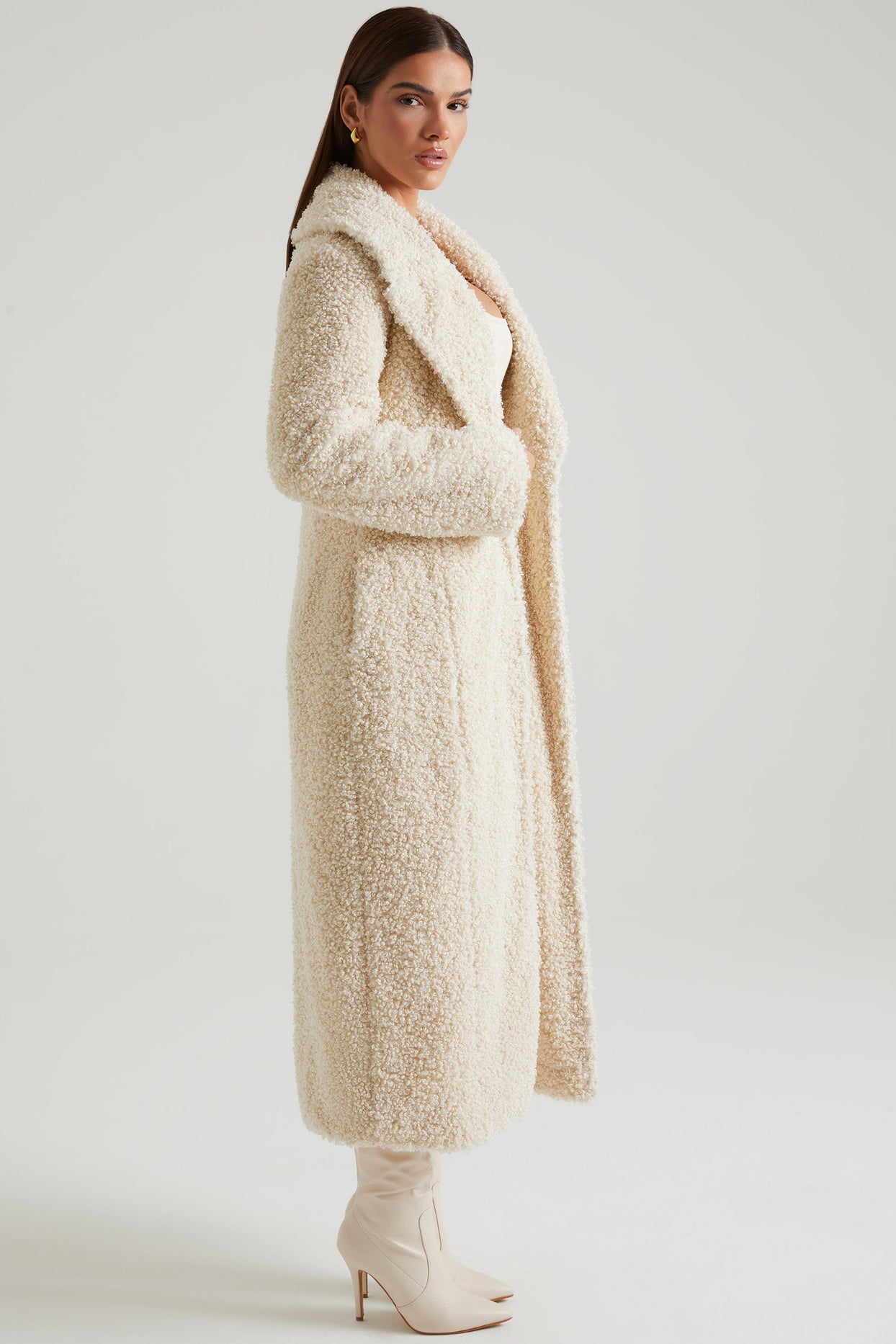 Abrigo largo de piel de oveja en color crema