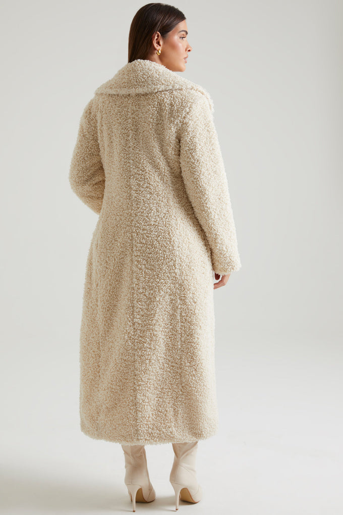 Abrigo largo de piel de oveja en color crema