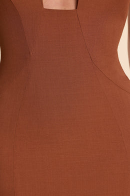 Vestido largo de sarga tejida con cuello halter y escote pronunciado en marrón castaño
