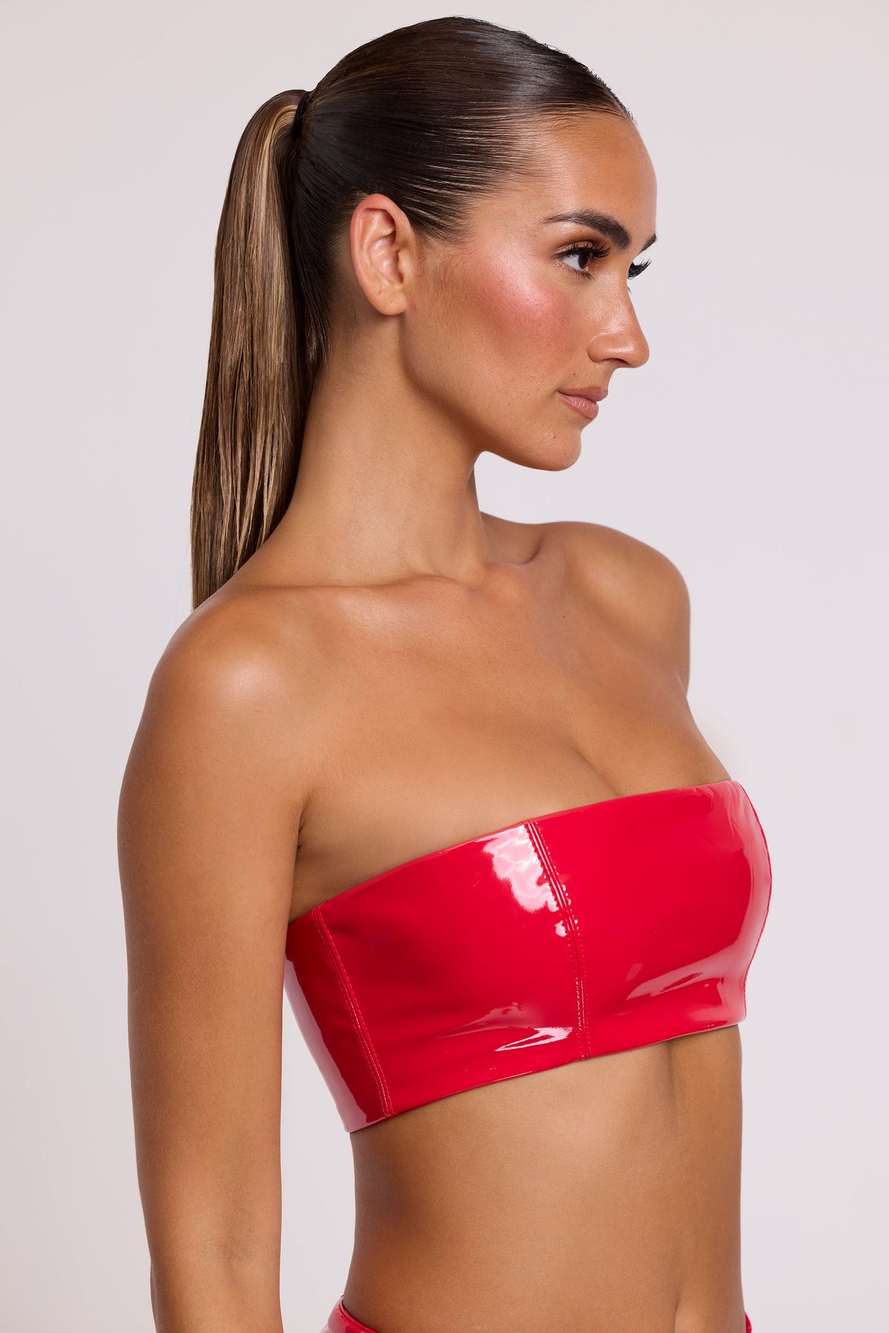 Bralette bandeau de vinilo en rojo fuego