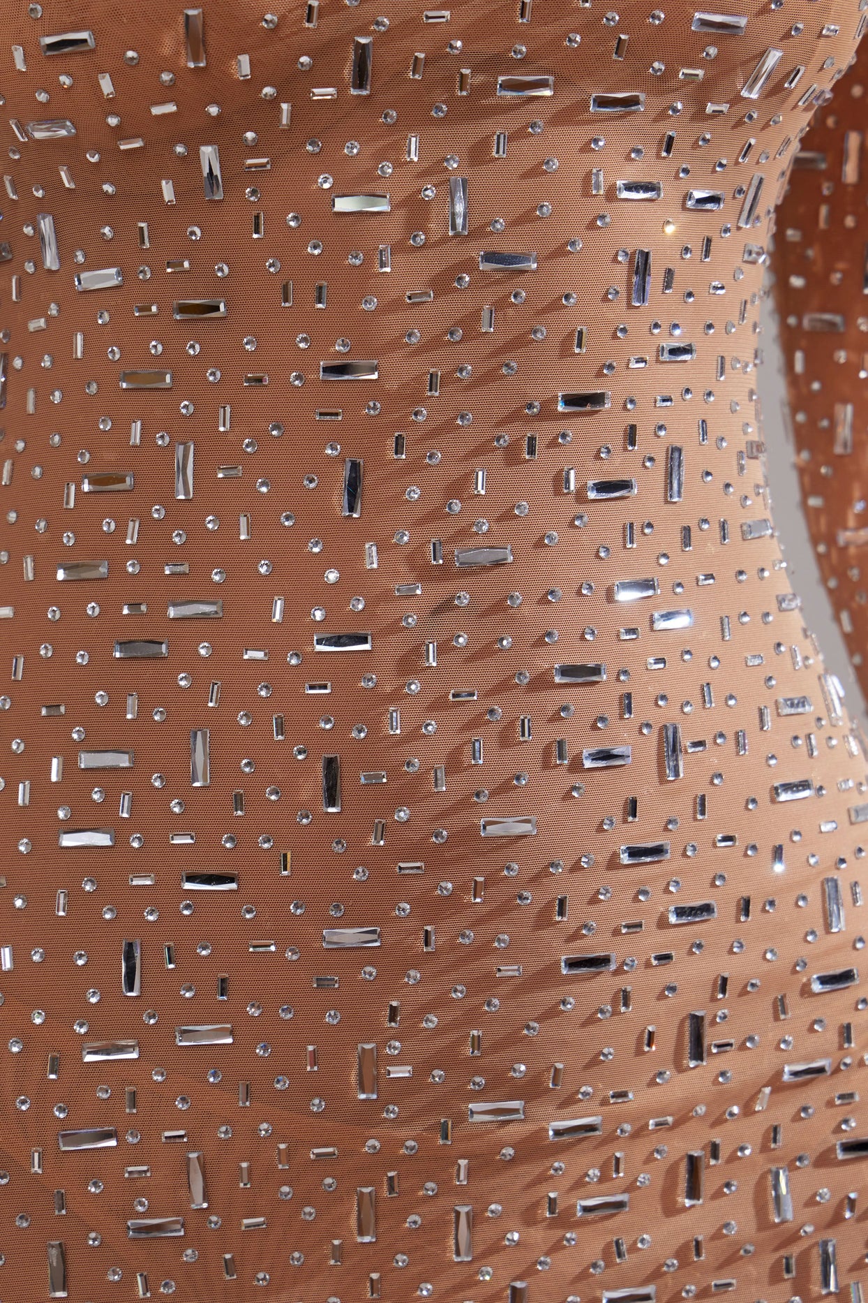 Minivestido transparente de manga comprida em linha A em amêndoa