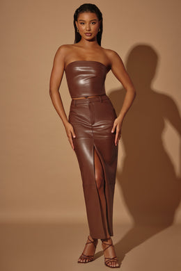 Falda larga de cuero vegano de talle medio en marrón