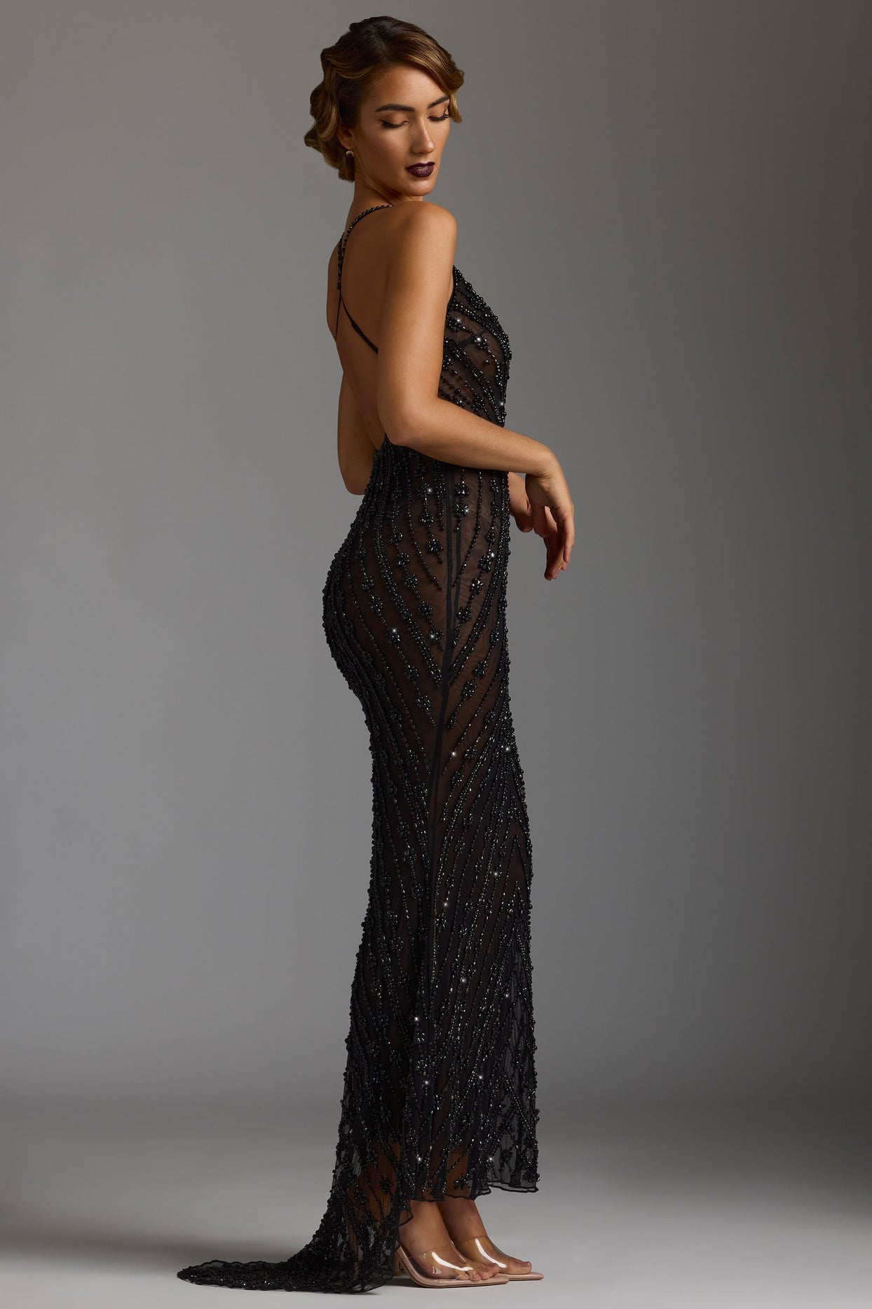 Vestido de noite transparente embelezado à mão em preto