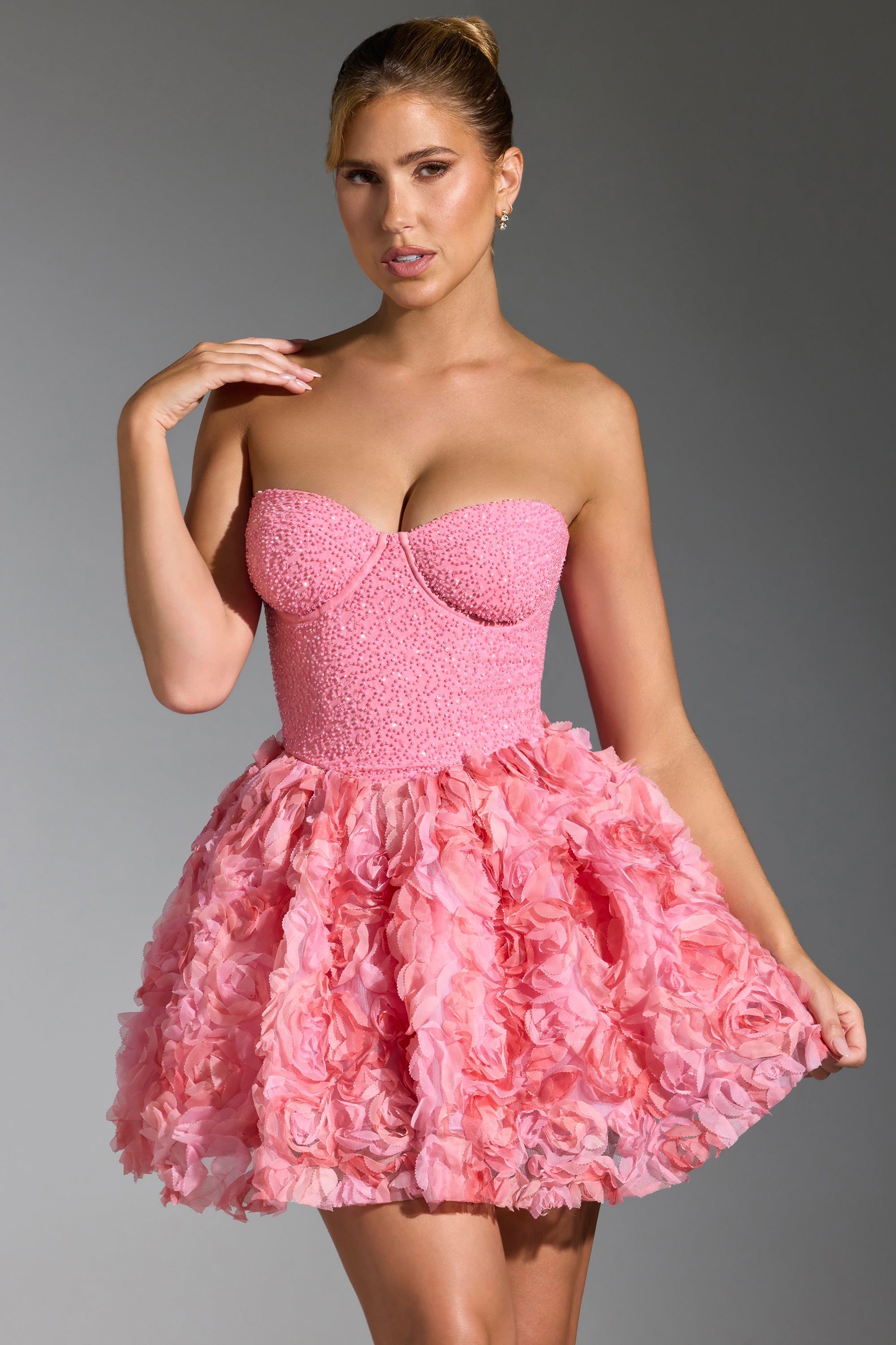 Minivestido com apliques florais embelezados em rosa