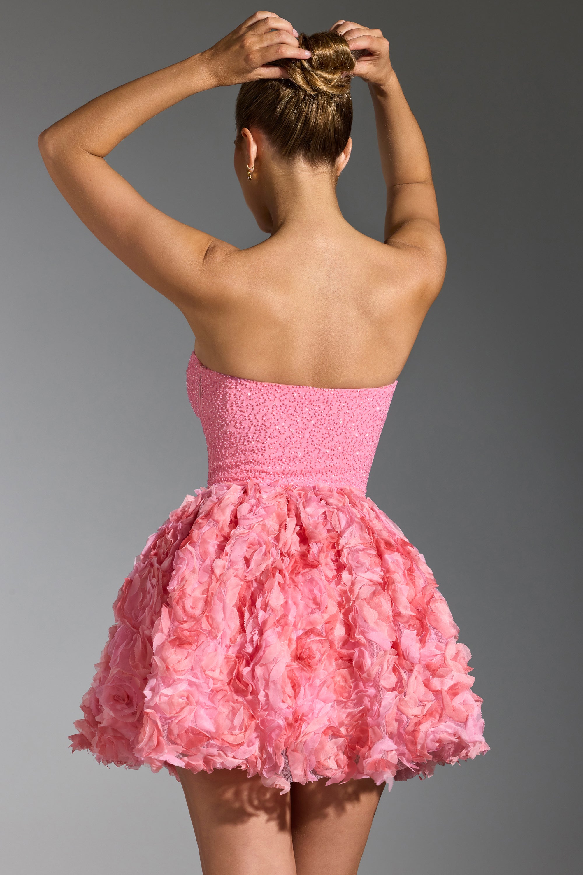 Minivestido com apliques florais embelezados em rosa