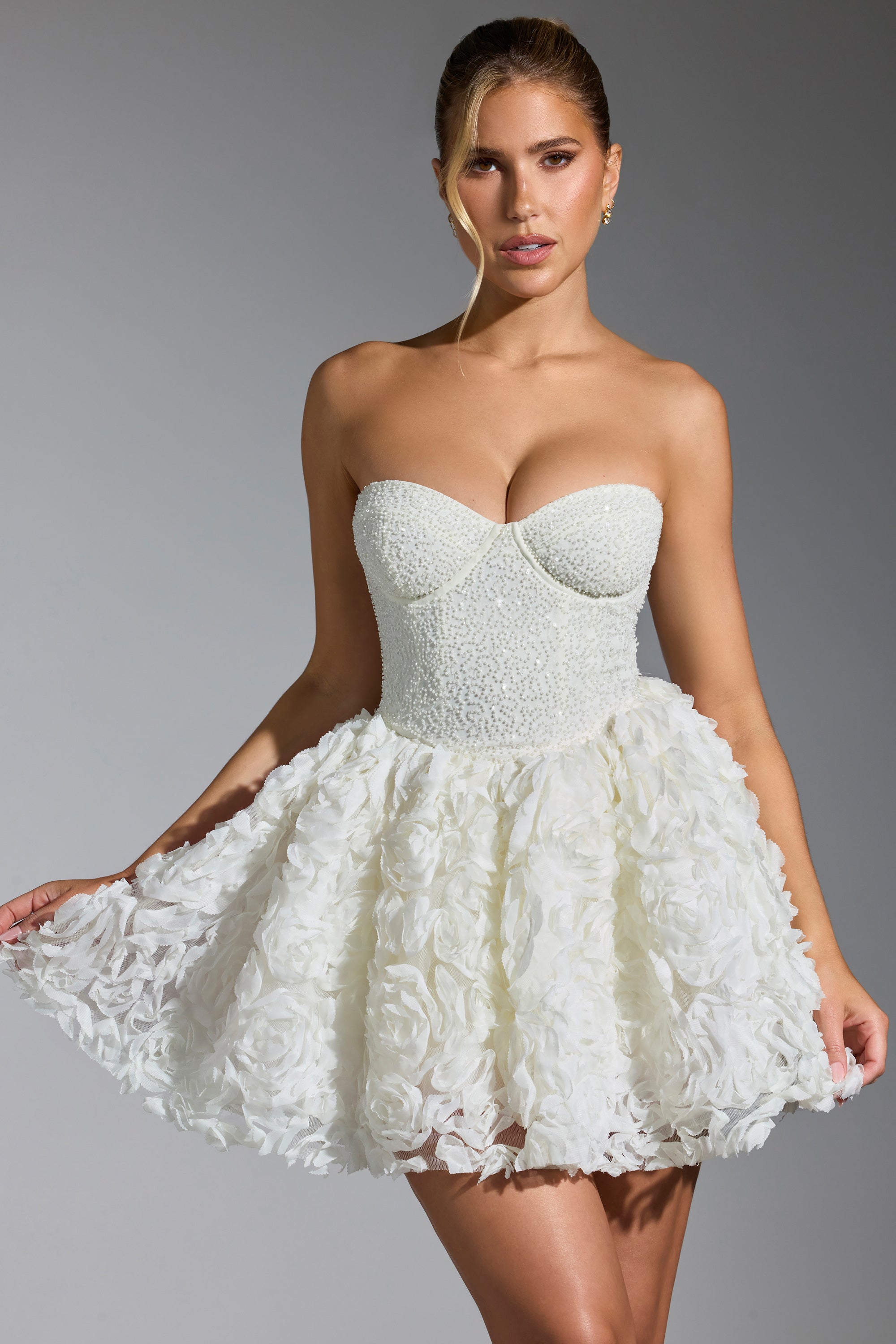 Minivestido embelezado com apliques florais em branco