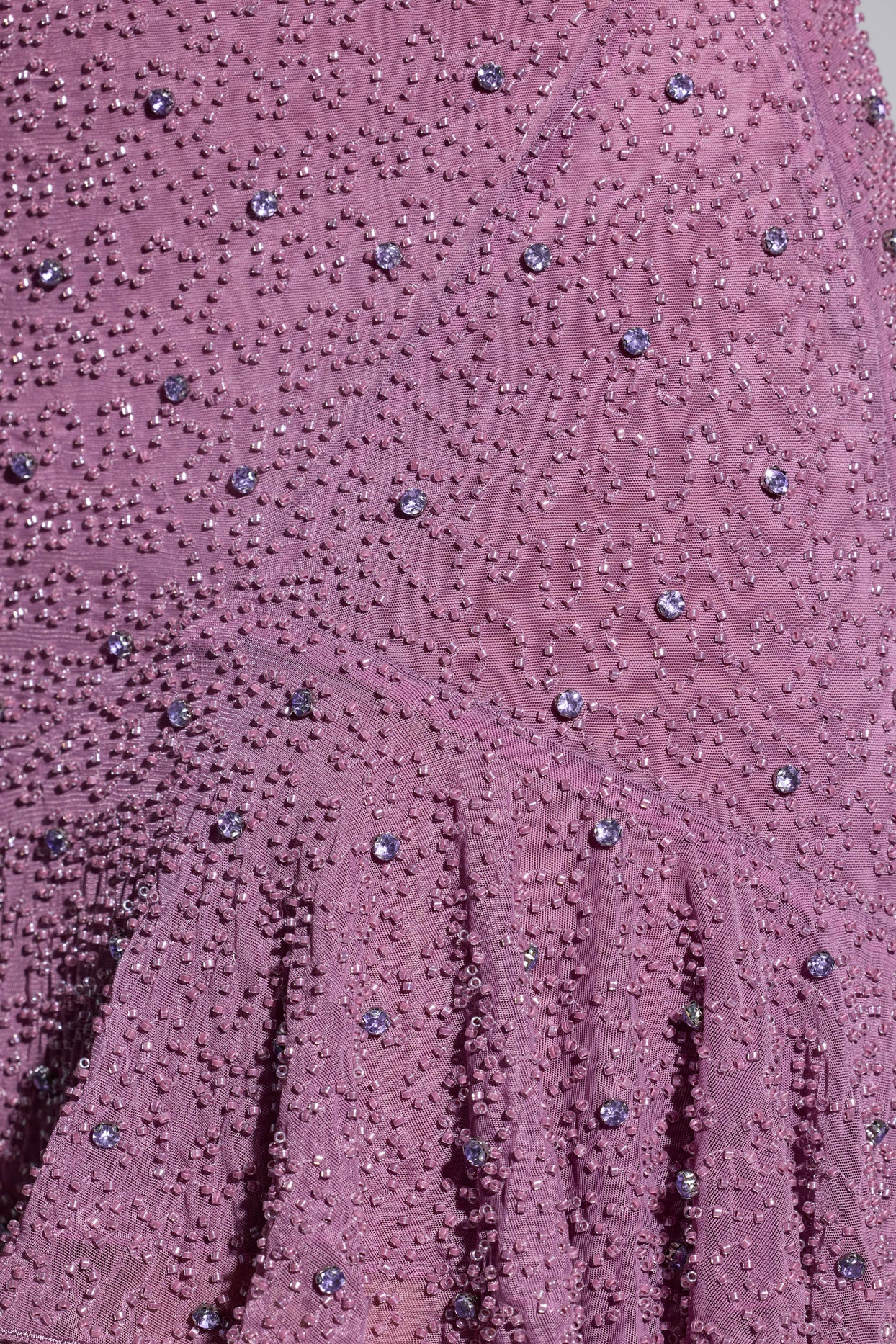Minivestido de ombro frio embelezado em uva