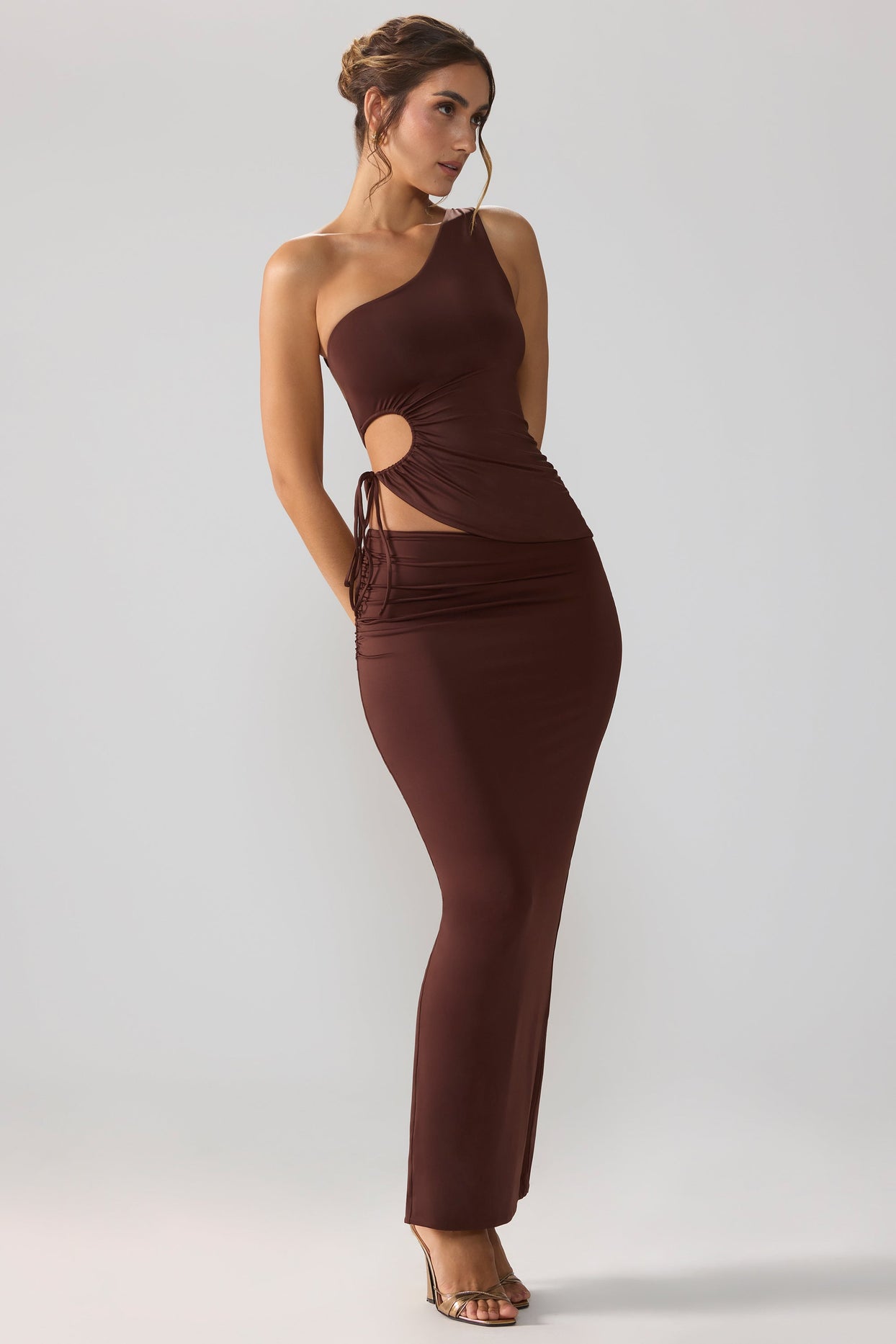 Falda larga de punto ceñido con cintura asimétrica en color espresso