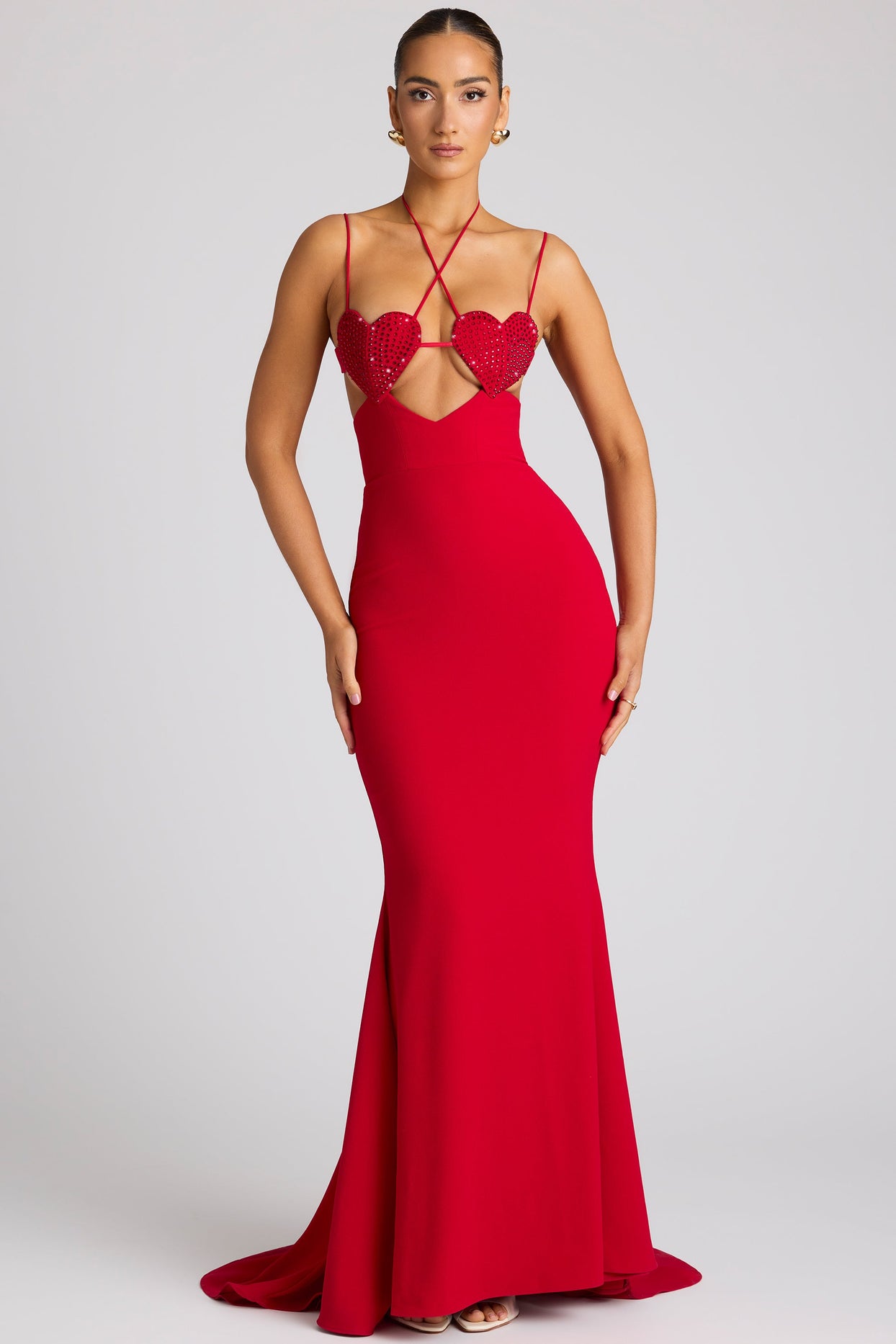 Vestido de noite embelezado com detalhes em copa de coração em vermelho fogo