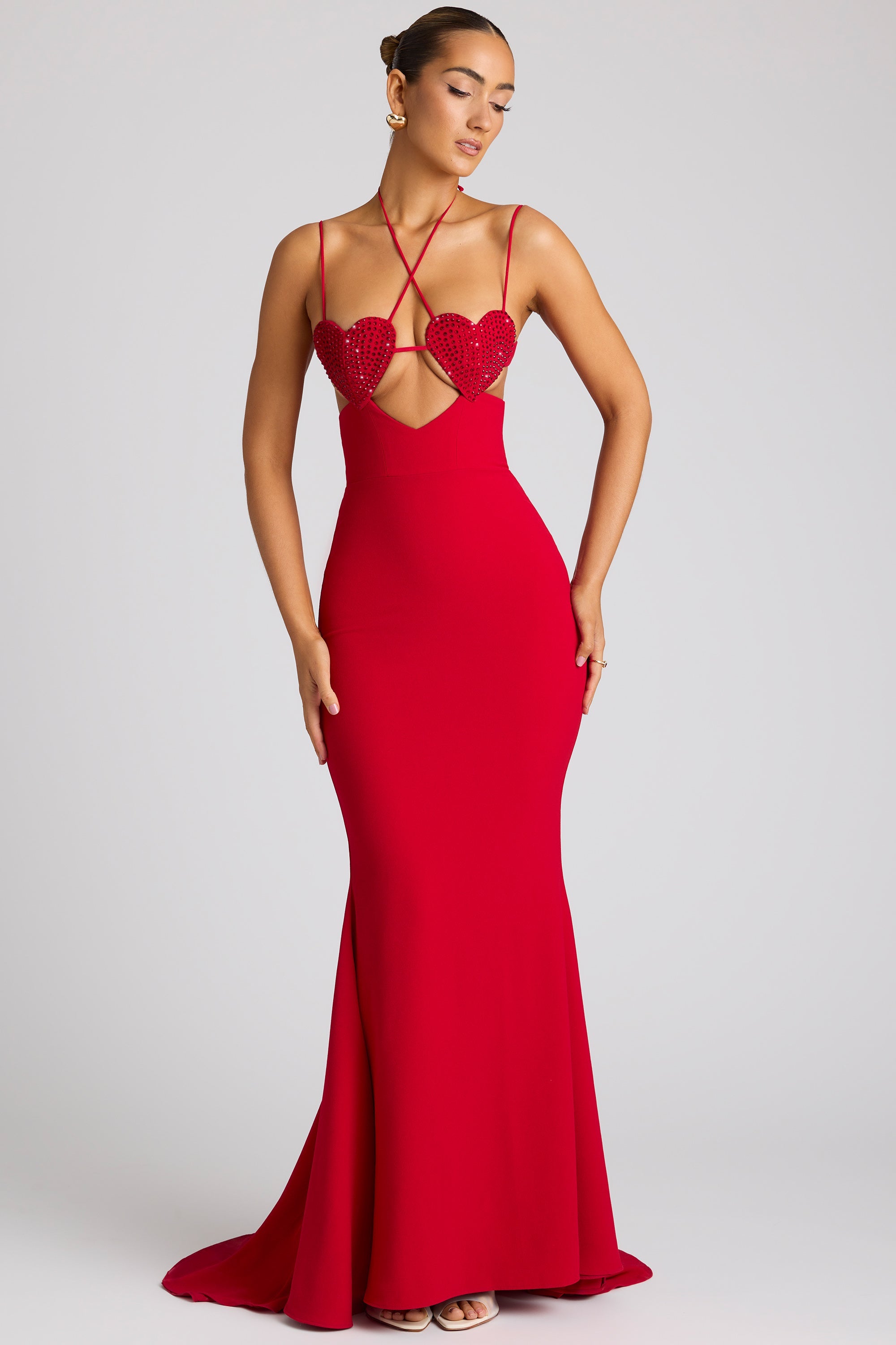 Vestido de noche con detalle de copa de corazón adornado en rojo fuego