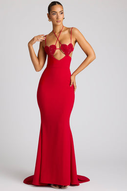 Vestido de noche con detalle de copa de corazón adornado en rojo fuego