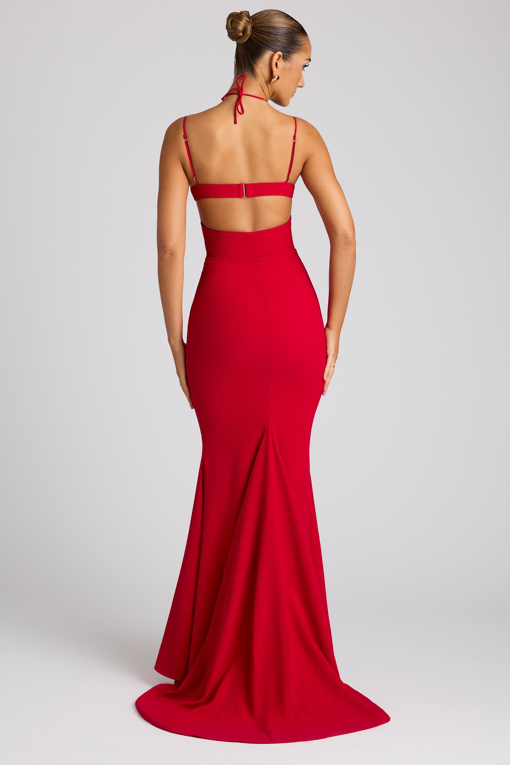 Vestido de noche con detalle de copa de corazón adornado en rojo fuego