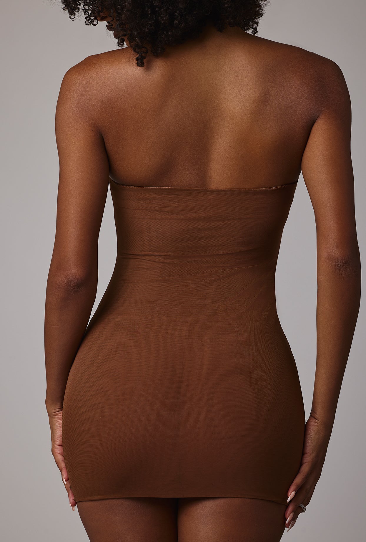 Mini vestido slip de malha macia em Mocha