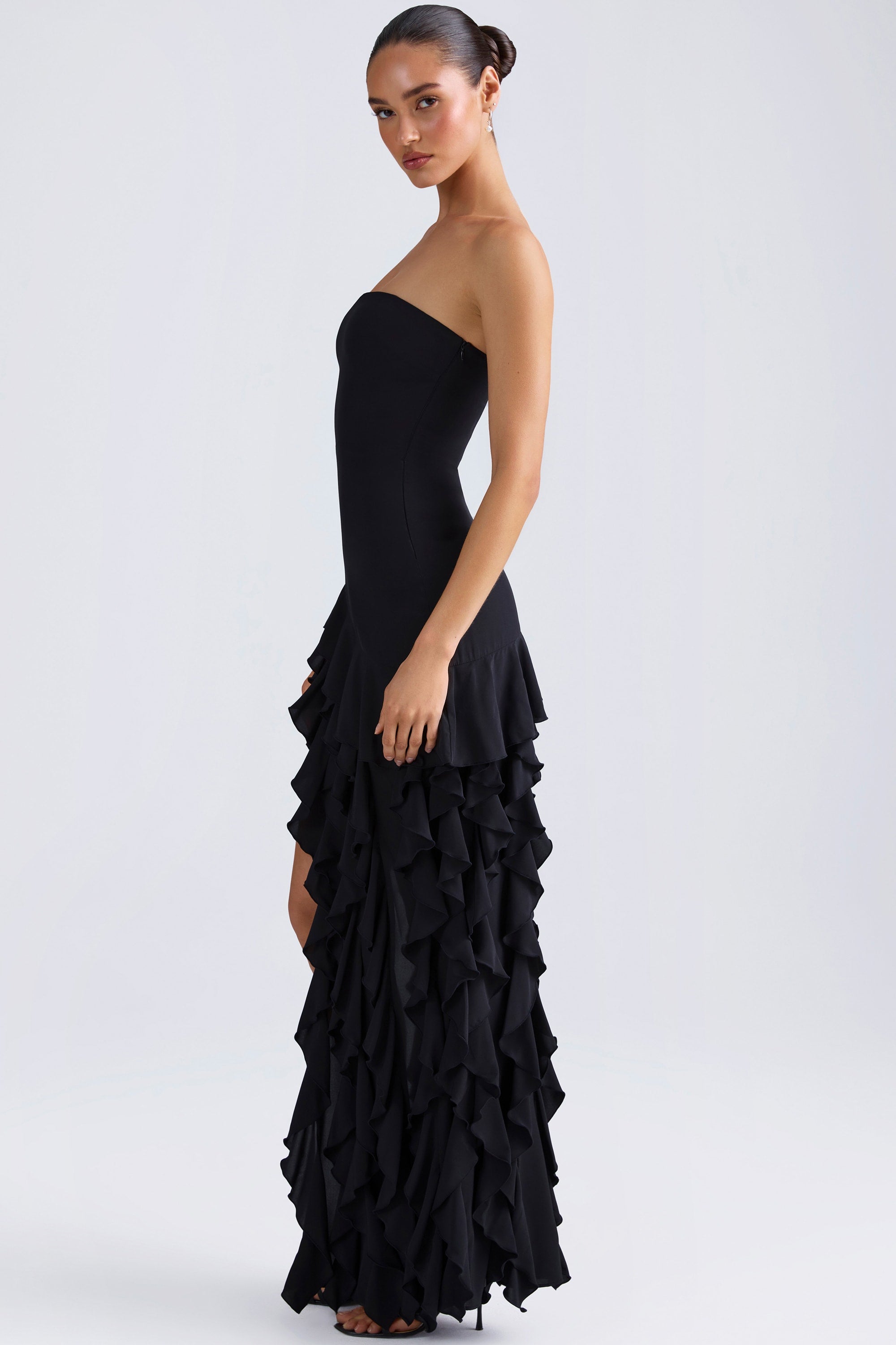 black ruffle long dress Barcelona Maxi This maxi length dress features a flattering v neckline Vestido Maxi Con Olanes Olivia