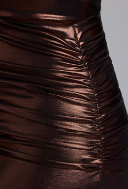 Vestido de noite em jérsei metálico com capuz em cobre e bronze