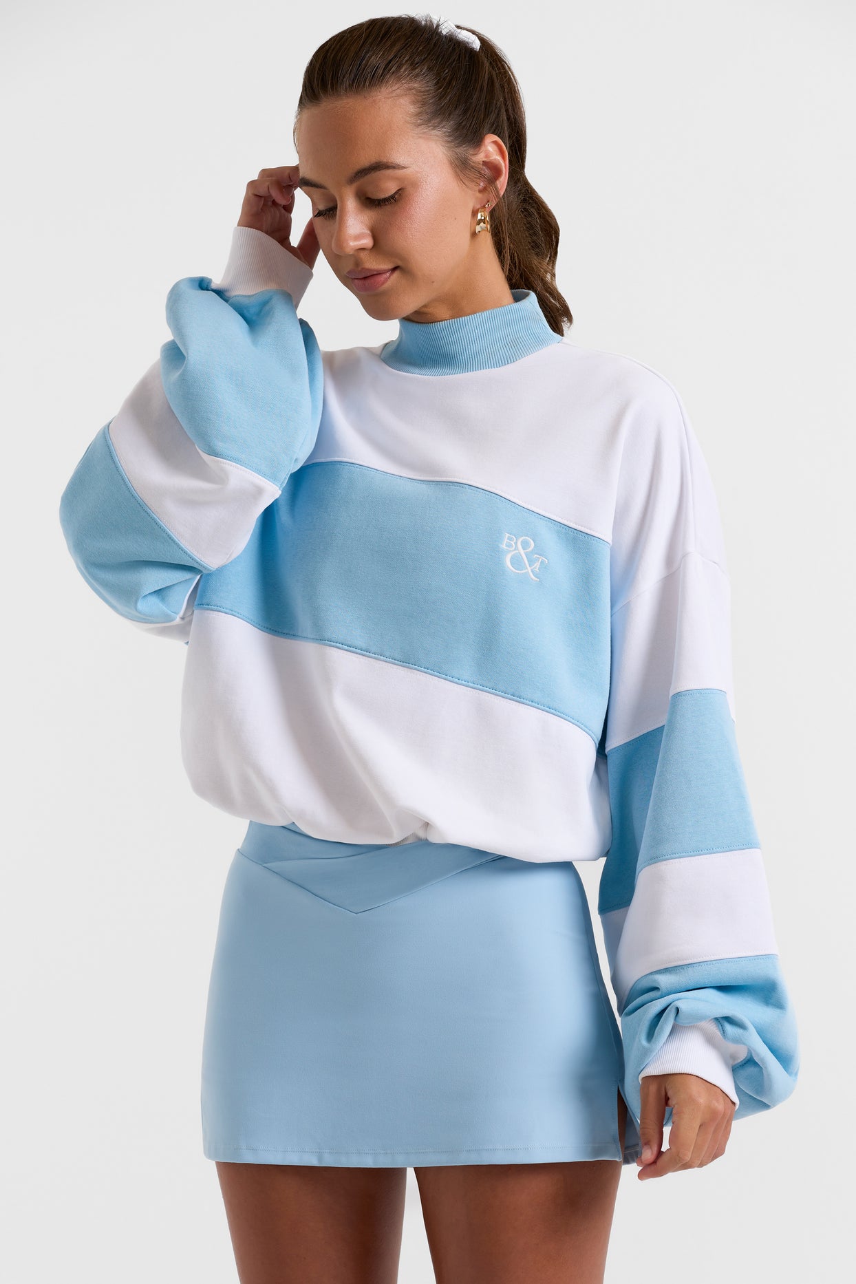 Moletom oversized com gola alta em azul celeste