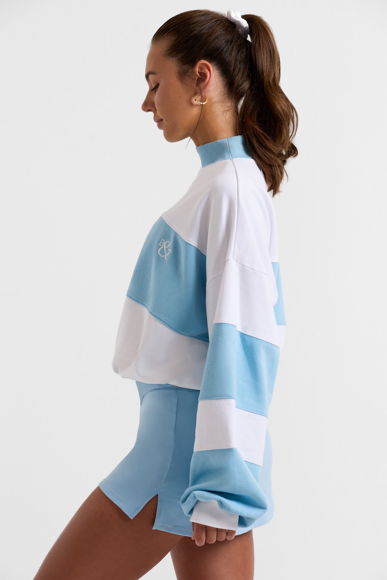 Sudadera oversize con cuello alto en azul cielo