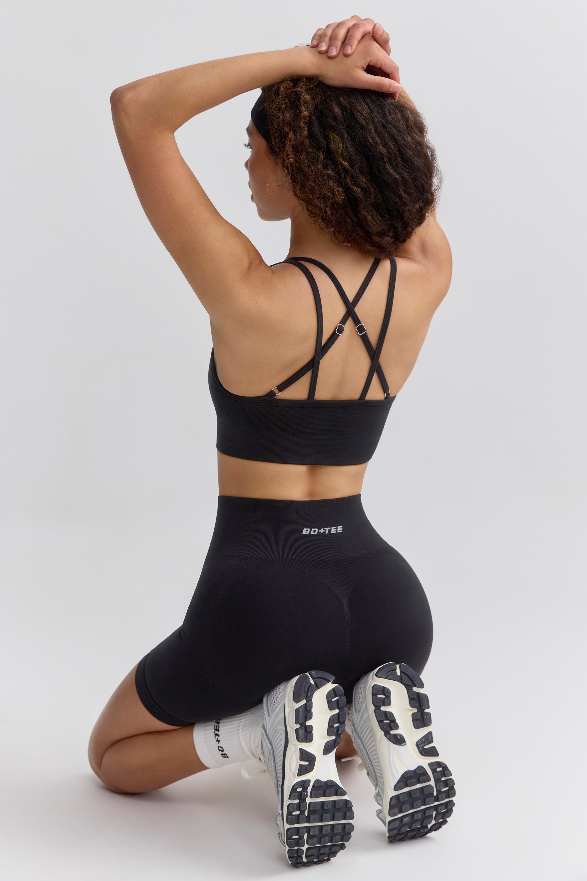 Sutiã esportivo Strappy Define Luxe em Jet Black