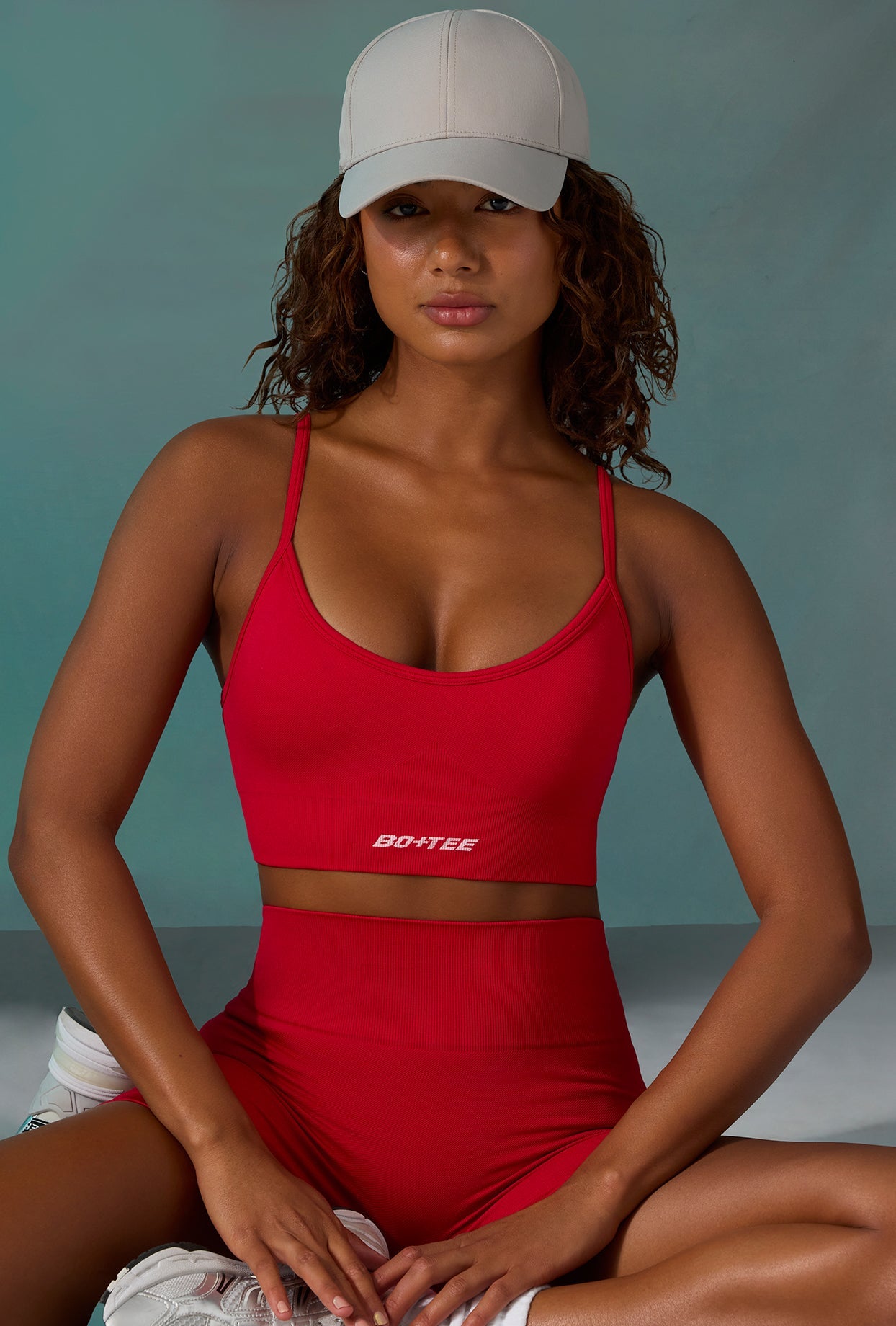 Sujetador deportivo Super Sculpt con cuello redondo en Tango Red