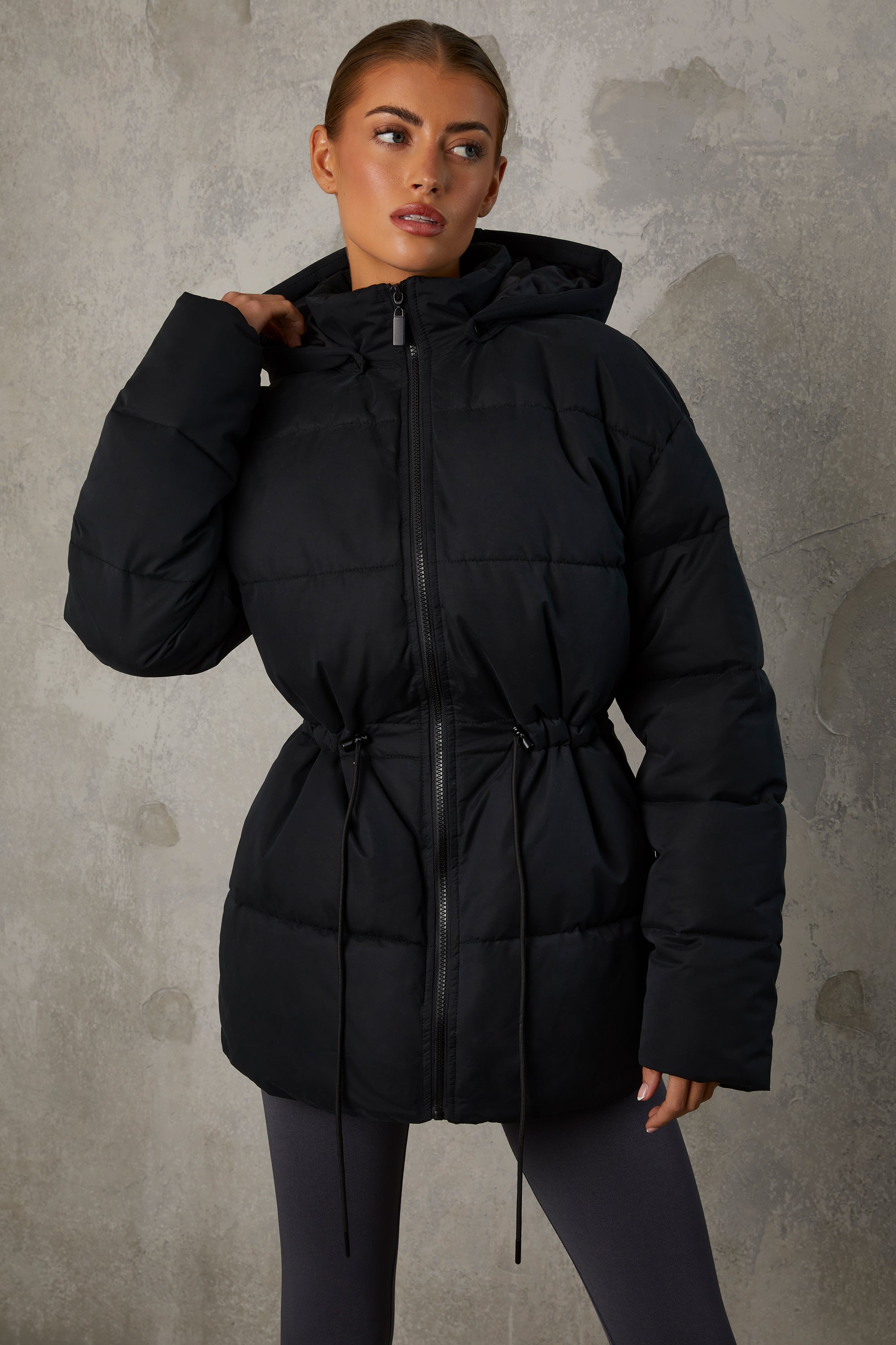 Casaco puffer com capuz de comprimento médio em preto