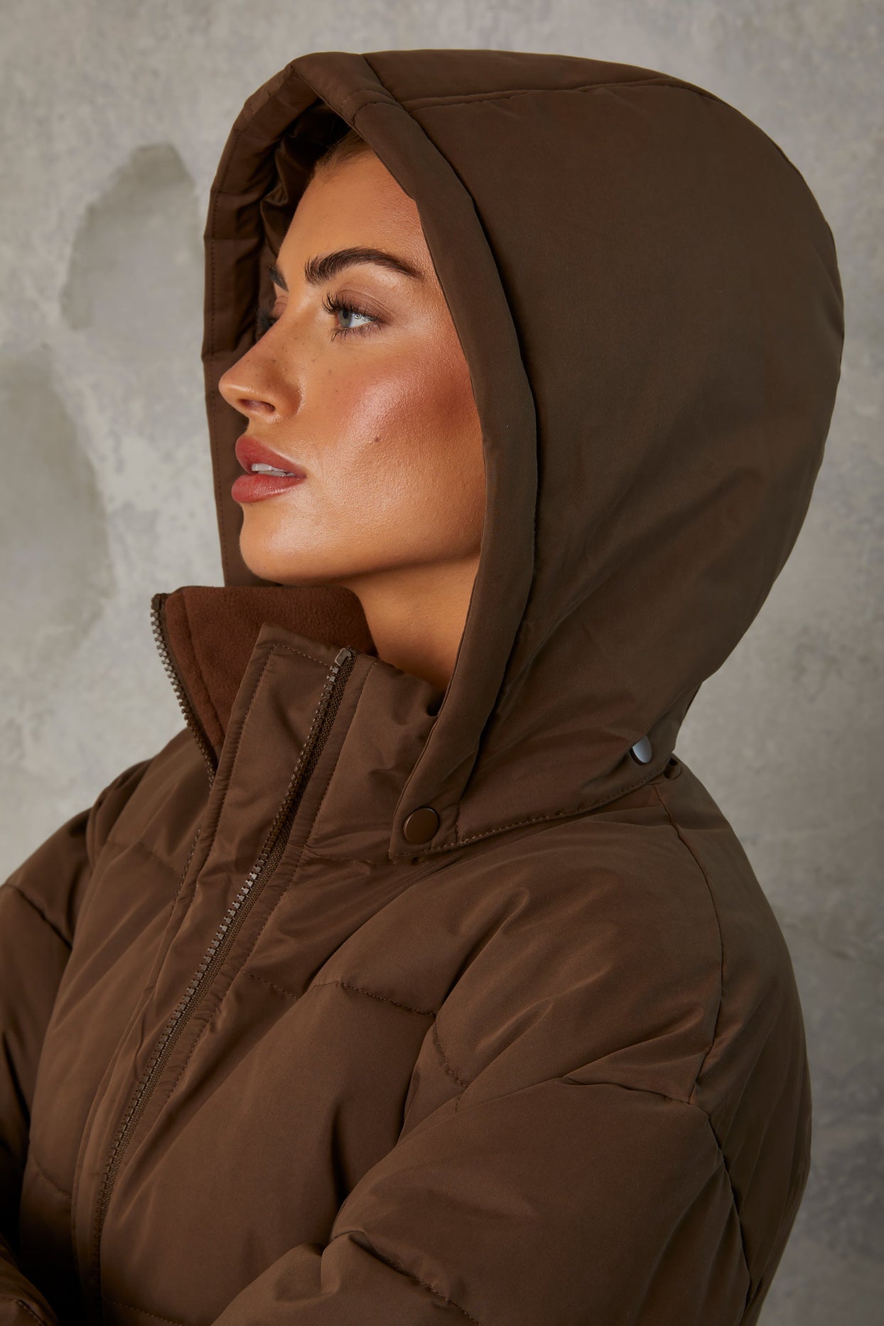 Abrigo acolchado con capucha de largo medio en color marrón cacao