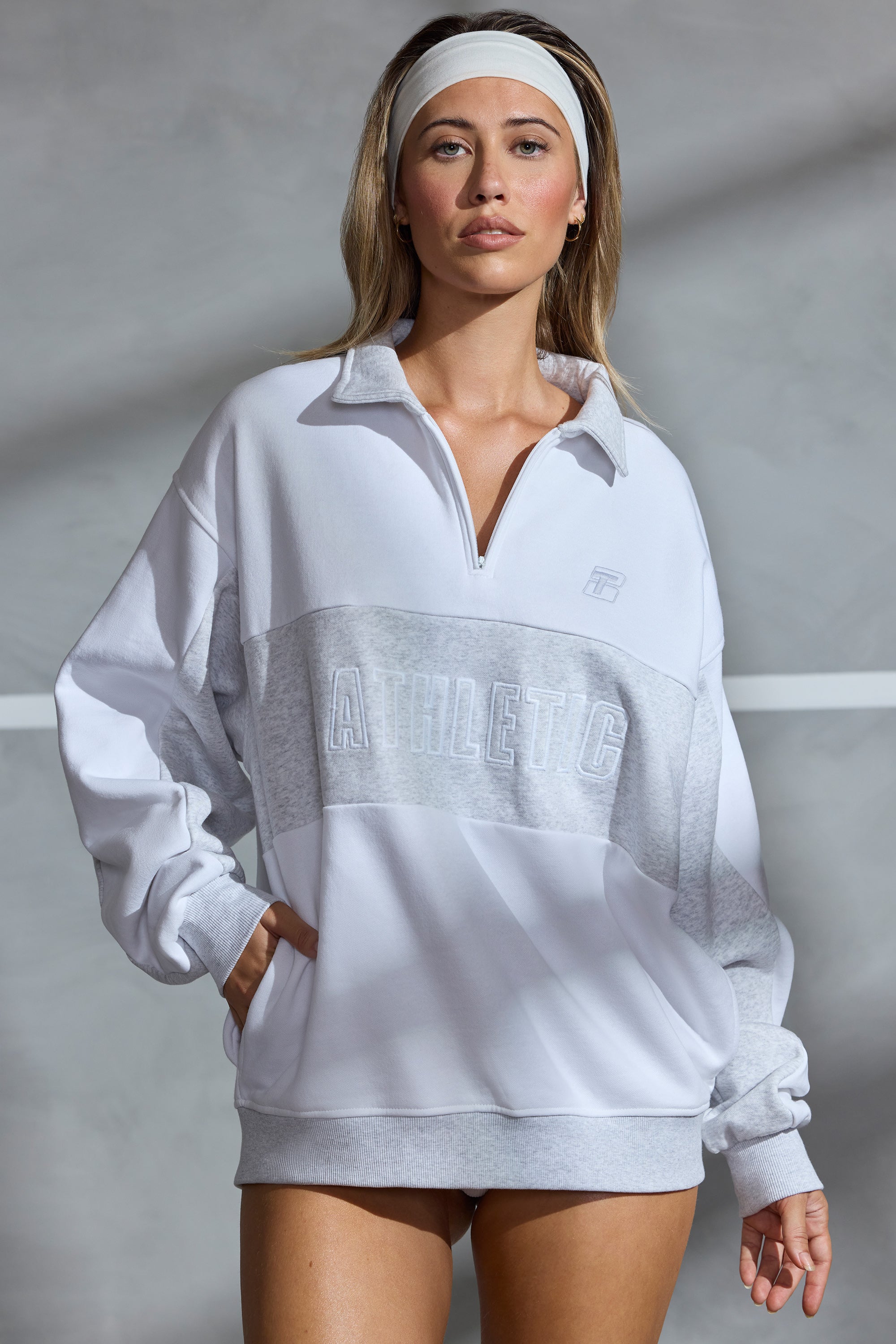 Sudadera extragrande con panel de media cremallera en blanco