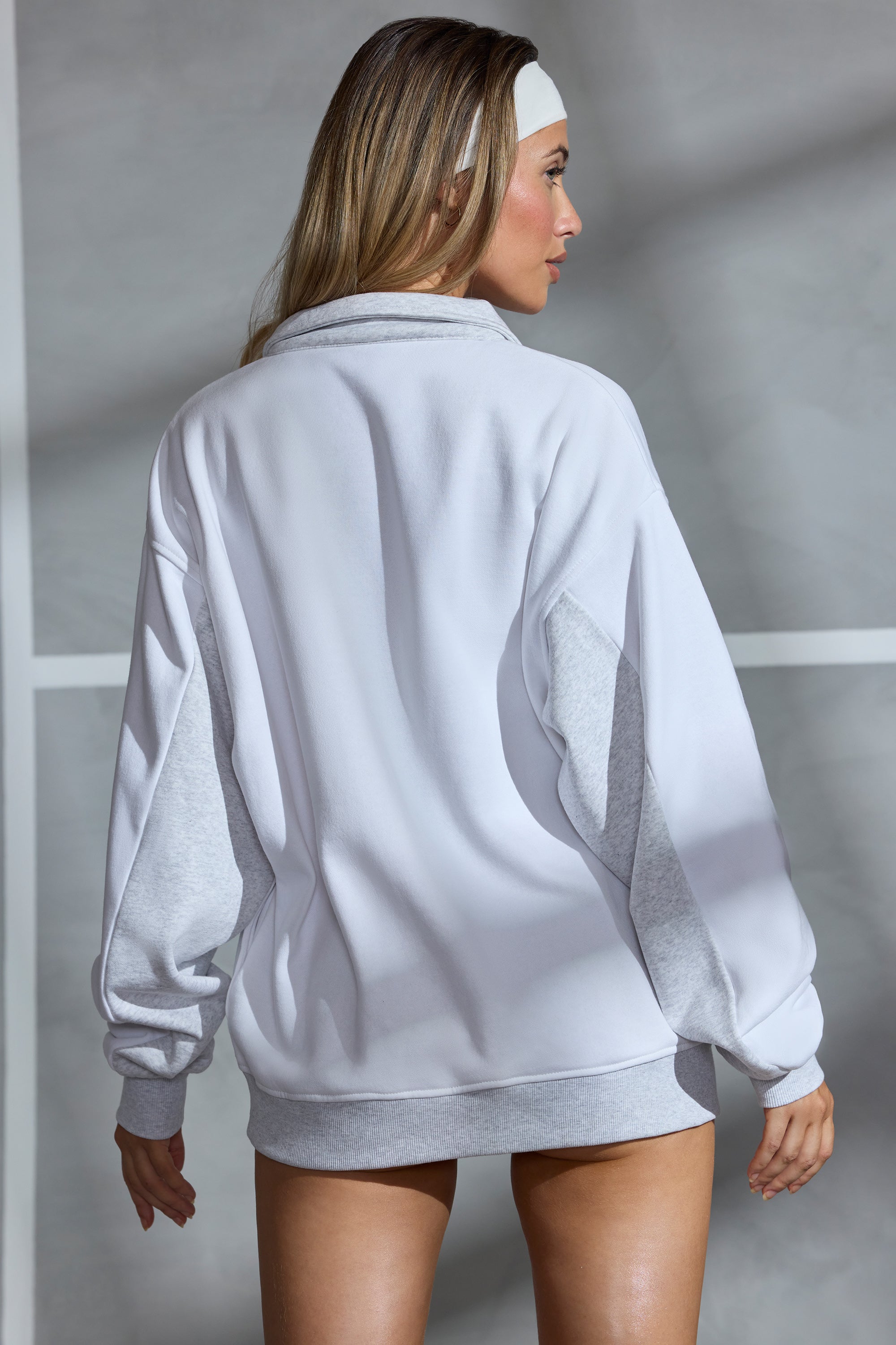 Sudadera extragrande con panel de media cremallera en blanco