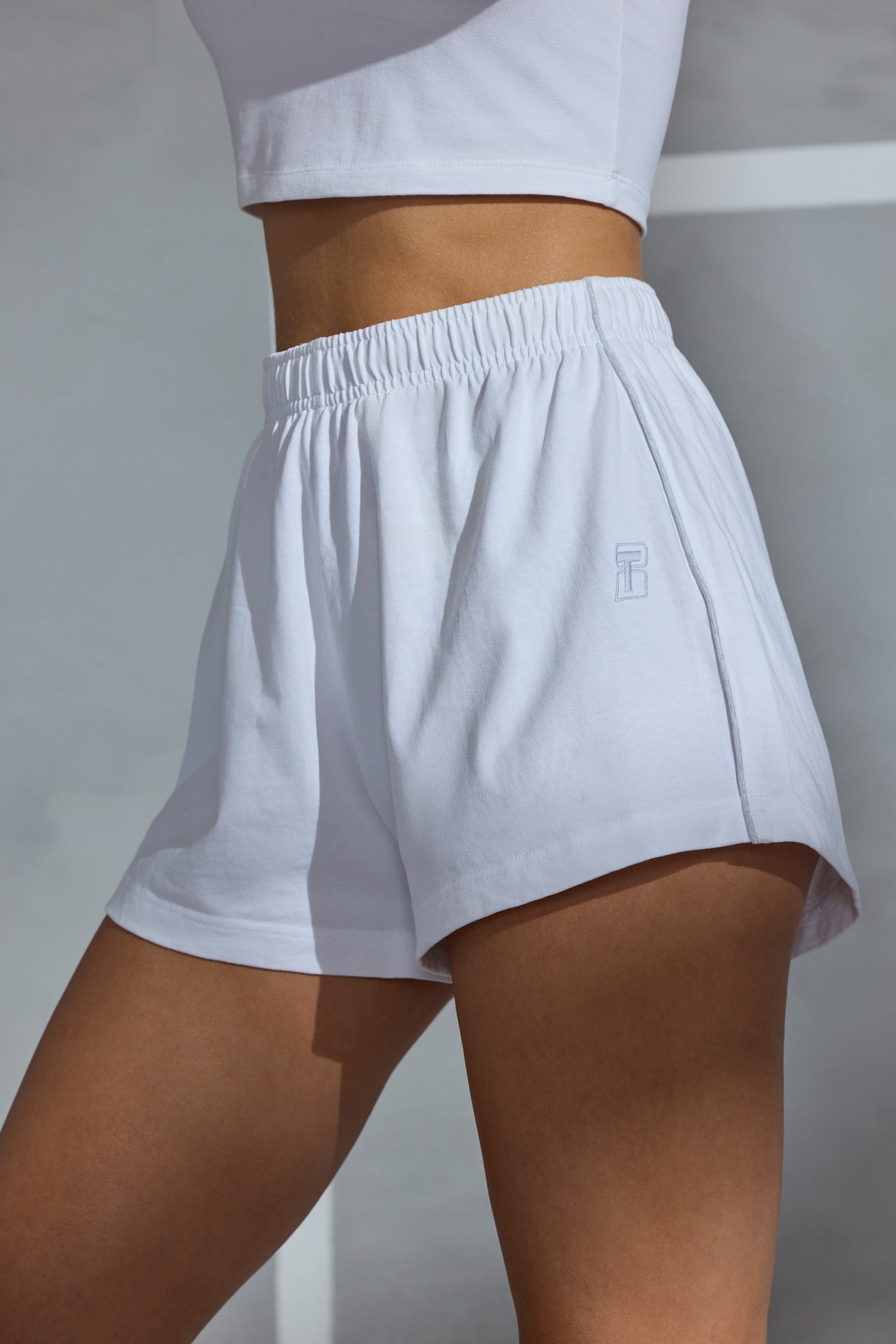 Mini shorts de moletom com detalhes canalizados em branco
