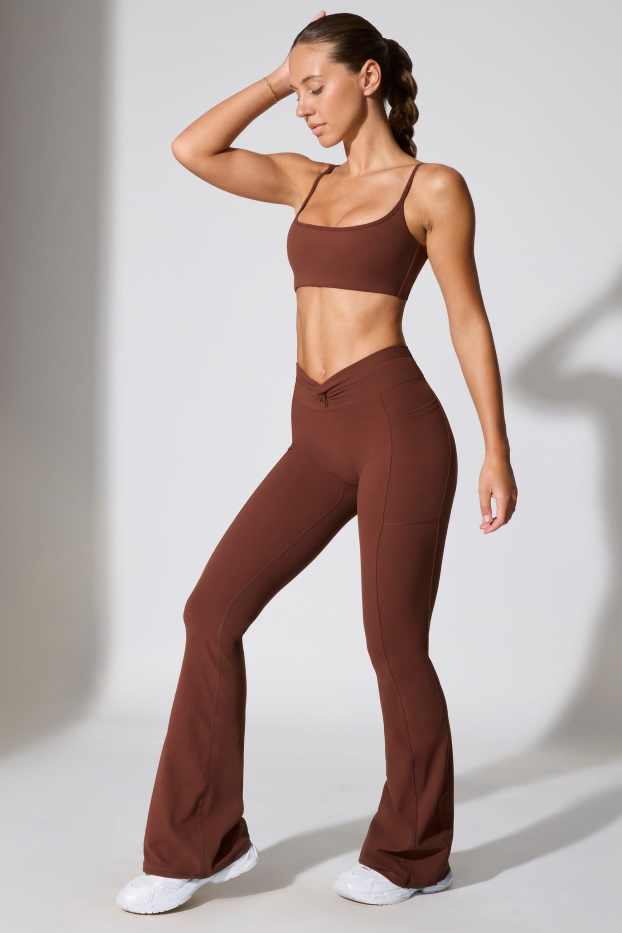 Leggings acampanados con cintura torcida en color chocolate