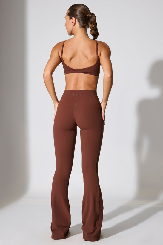 Leggings acampanados con cintura torcida en color chocolate